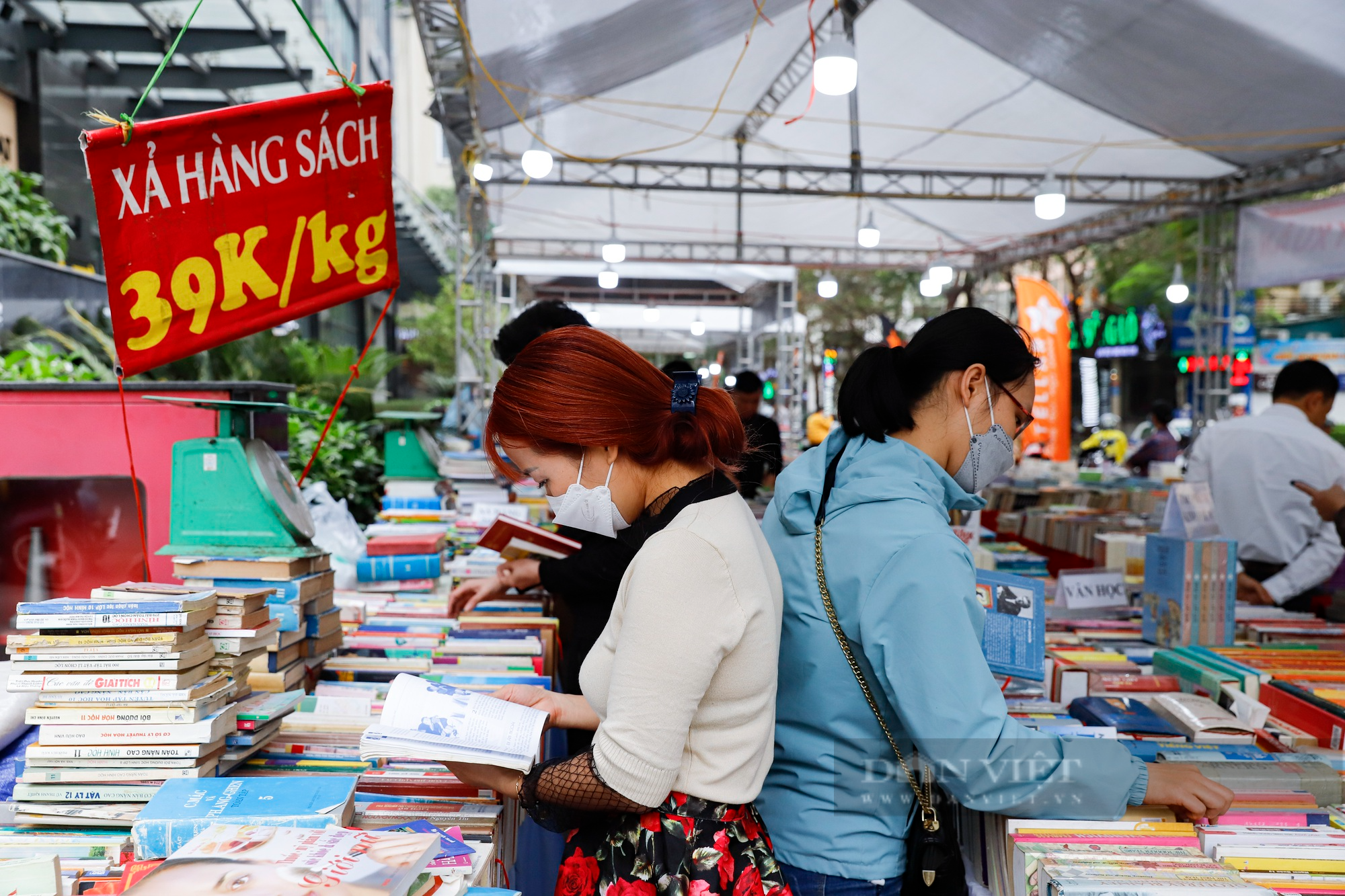 Người dân háo hức mua sách bán theo cân tại Hà Nội - Ảnh 3.