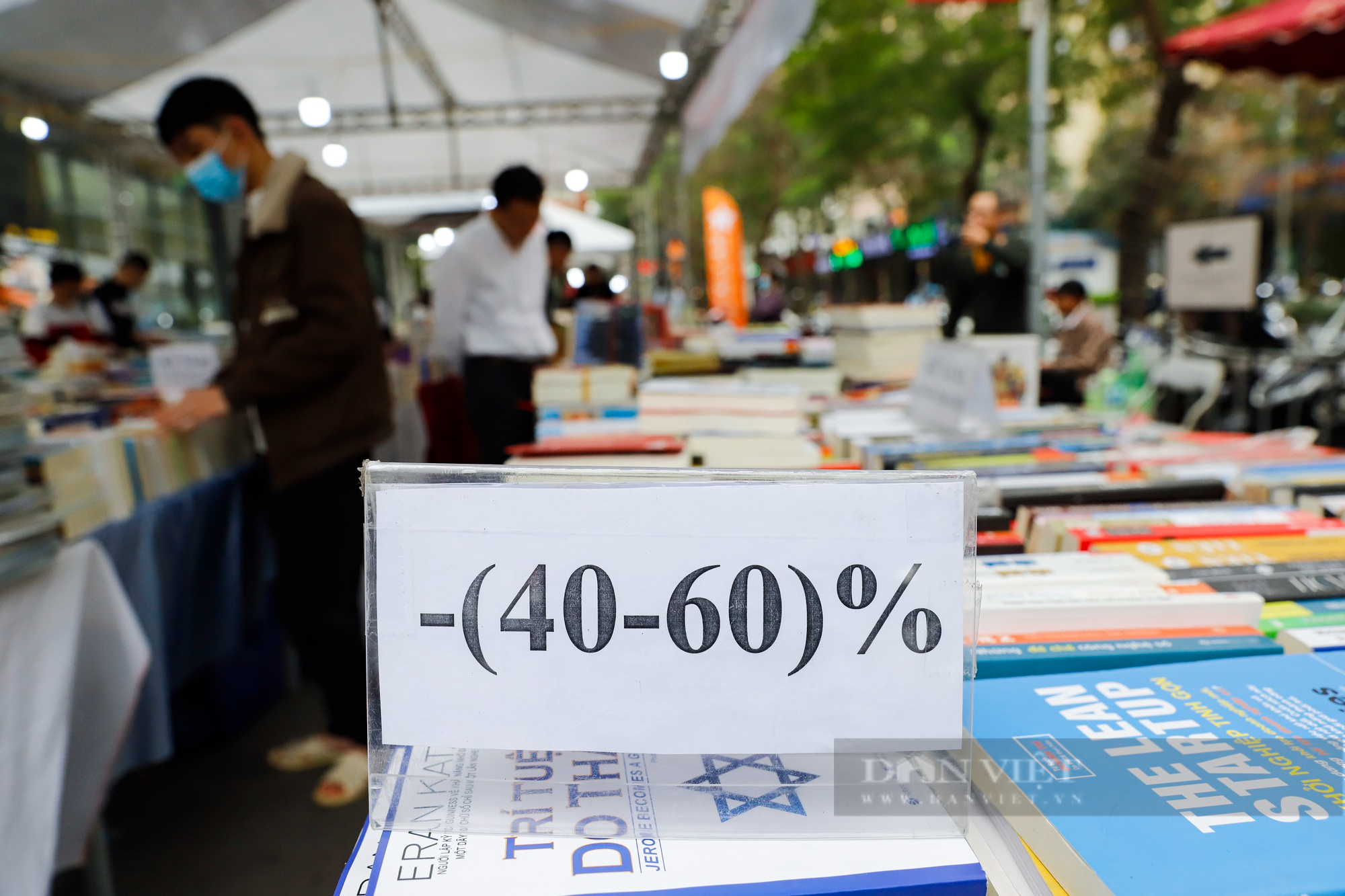 Người dân háo hức mua sách bán theo cân tại Hà Nội - Ảnh 5.