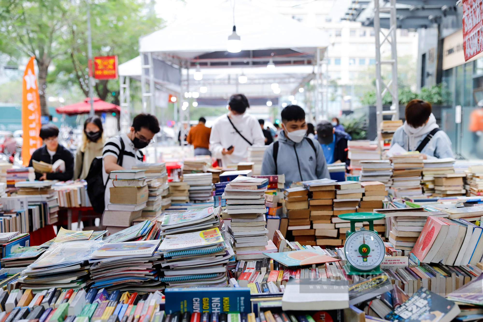 Người dân háo hức mua sách bán theo cân tại Hà Nội - Ảnh 6.