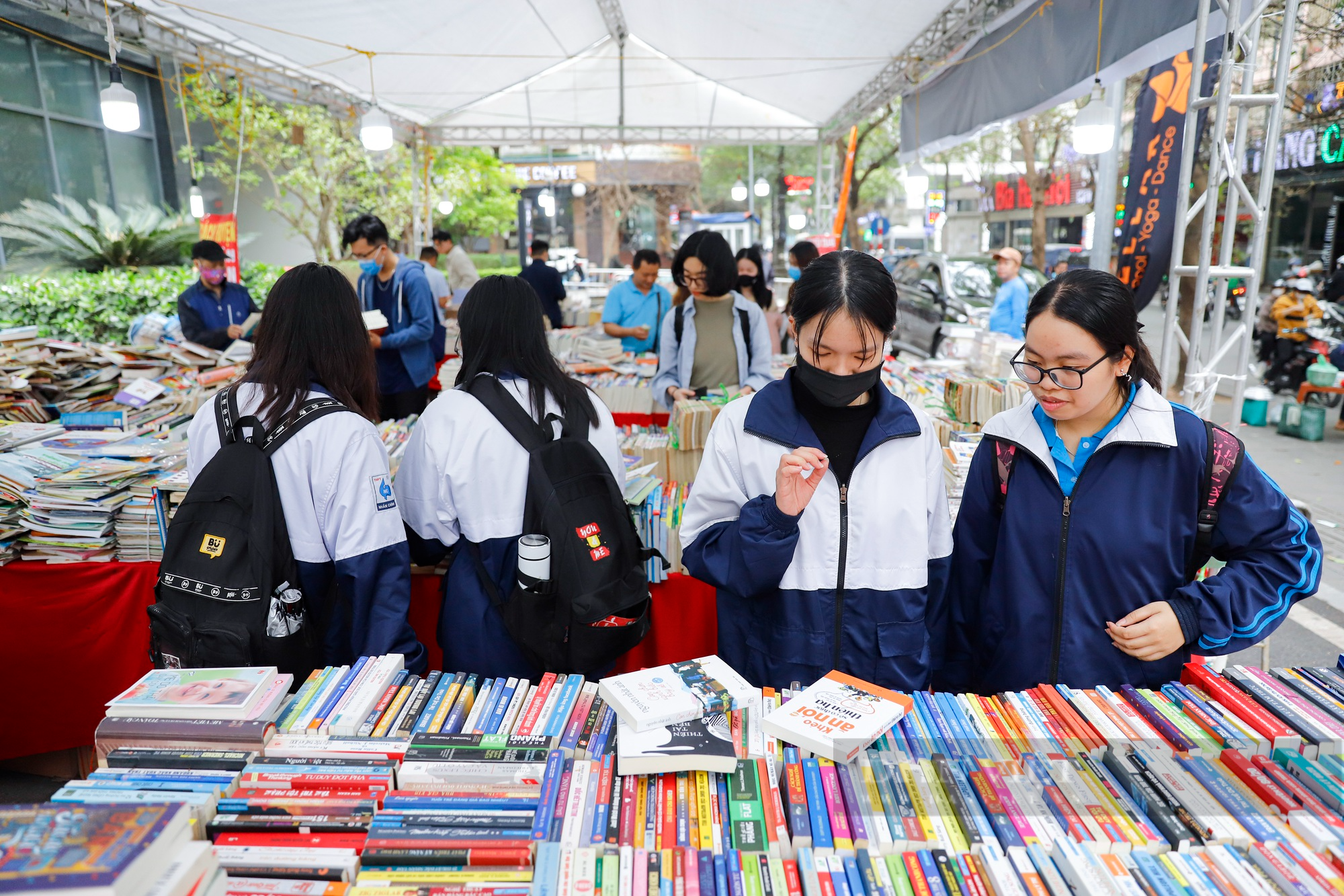 Người dân háo hức mua sách bán theo cân tại Hà Nội - Ảnh 7.