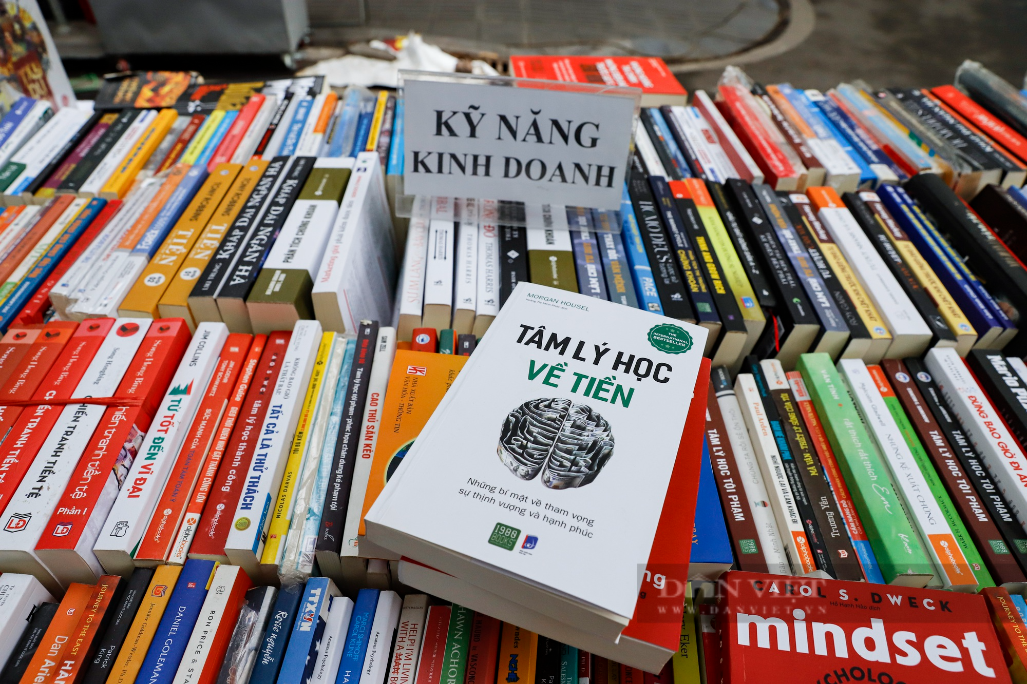 Người dân háo hức mua sách bán theo cân tại Hà Nội - Ảnh 8.
