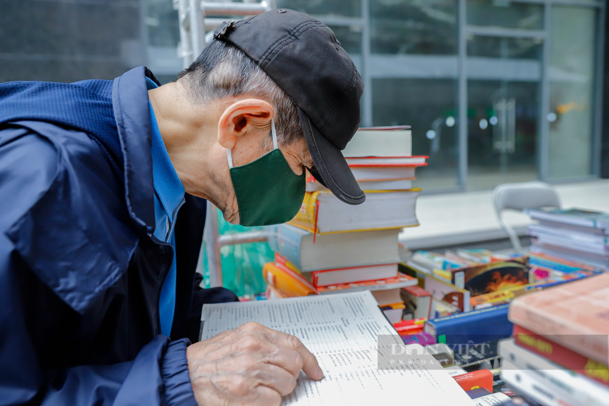 Người dân háo hức mua sách bán theo cân tại Hà Nội - Ảnh 10.