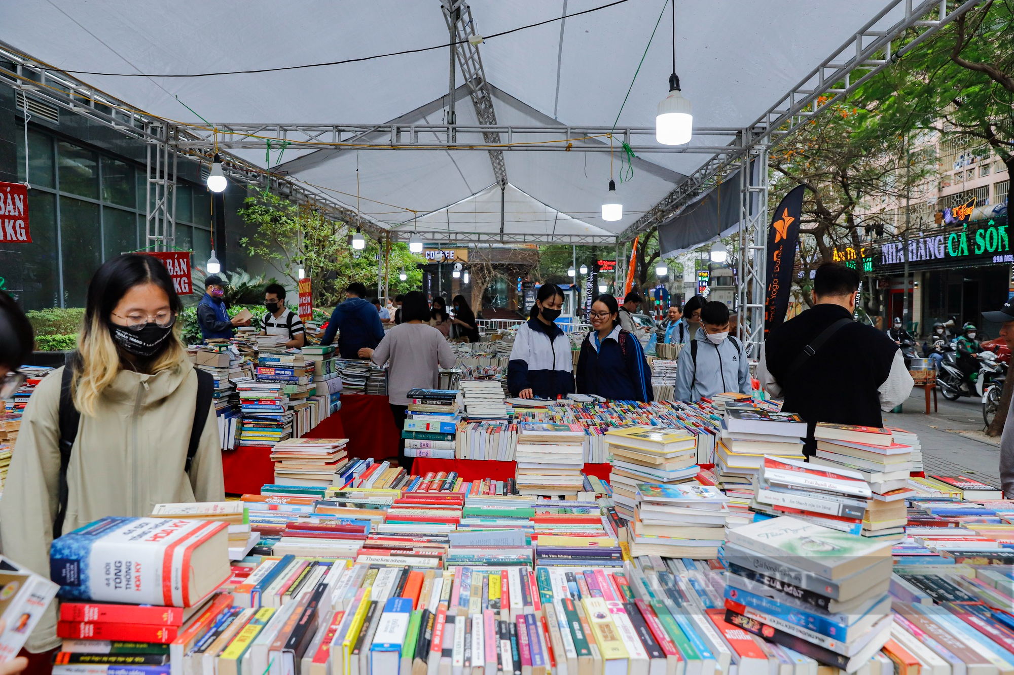 Người dân háo hức mua sách bán theo cân tại Hà Nội - Ảnh 11.