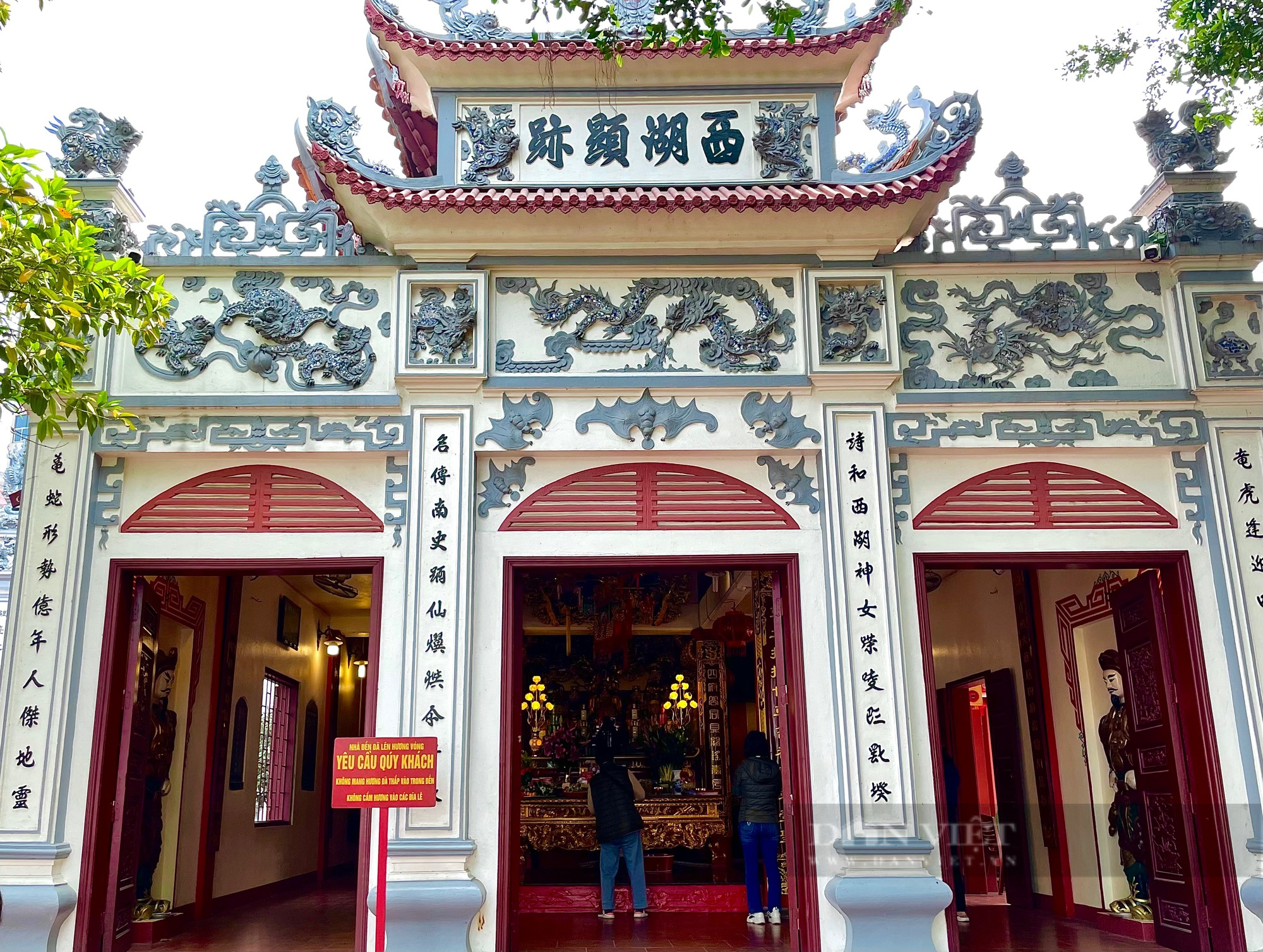 Khám phá ngôi đền cổ hơn 400 tuổi bên Hồ Tây, ngày đón cả trăm du khách ghé thăm - Ảnh 4.