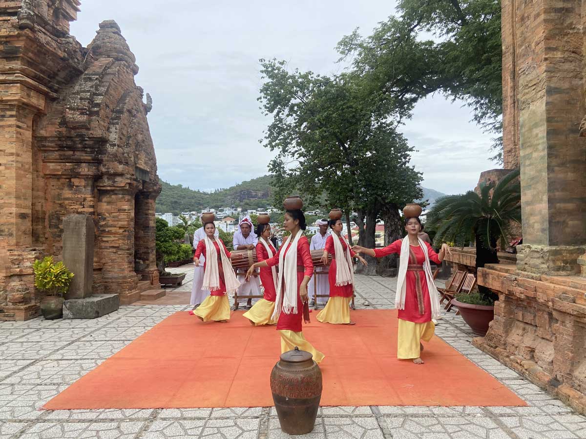 Vùng đất &quot;bảo vật&quot; ở Khánh Hòa, nơi người Chăm với người Việt cùng thờ một tượng nữ thần dù tên gọi khác nhau - Ảnh 1.