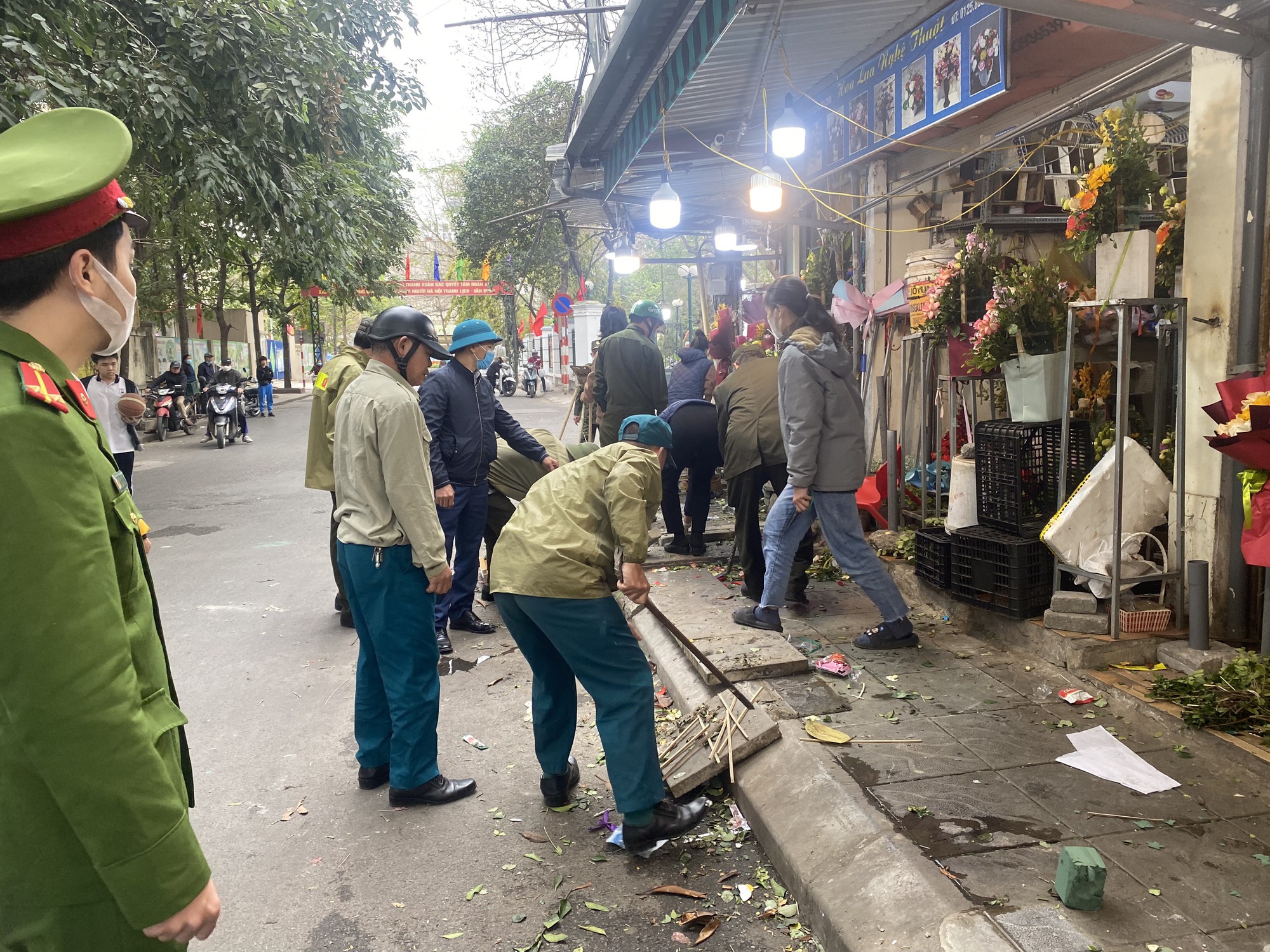 Phường Thanh Xuân Bắc đã kẻ trên 2.000m vạch sơn vỉa hè - Ảnh 3.