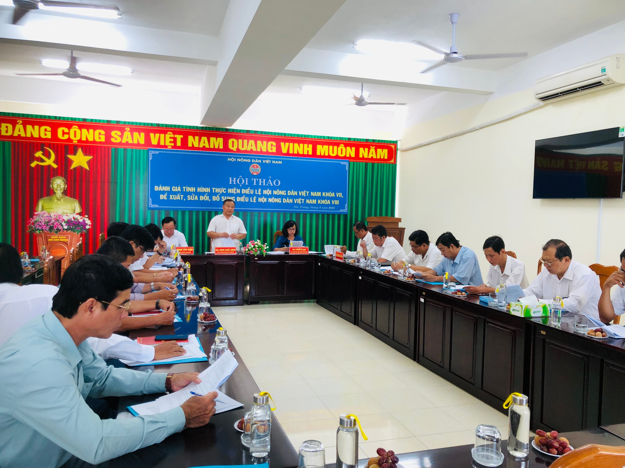 Phó Chủ tịch Hội Nông dân Việt Nam Đinh Khắc Đính khảo sát thực hiện Điều lệ Hội tại Hội Nông dân Sóc Trăng - Ảnh 2.