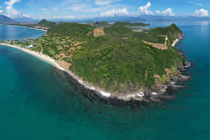 Một hòn đảo ở Khánh Hòa đẹp lạ, thu hút bởi vách đá hình thù kỳ dị, có hóa thạch triệu năm - Ảnh 2.