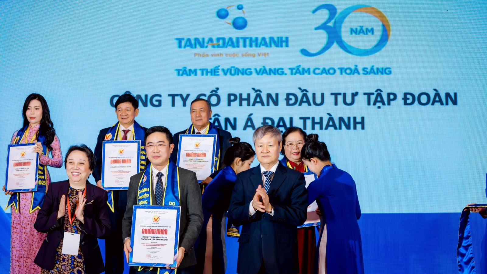 Tân Á Đại Thành: Gần 20 năm liên tiếp được tôn vinh “Hàng Việt Nam ...