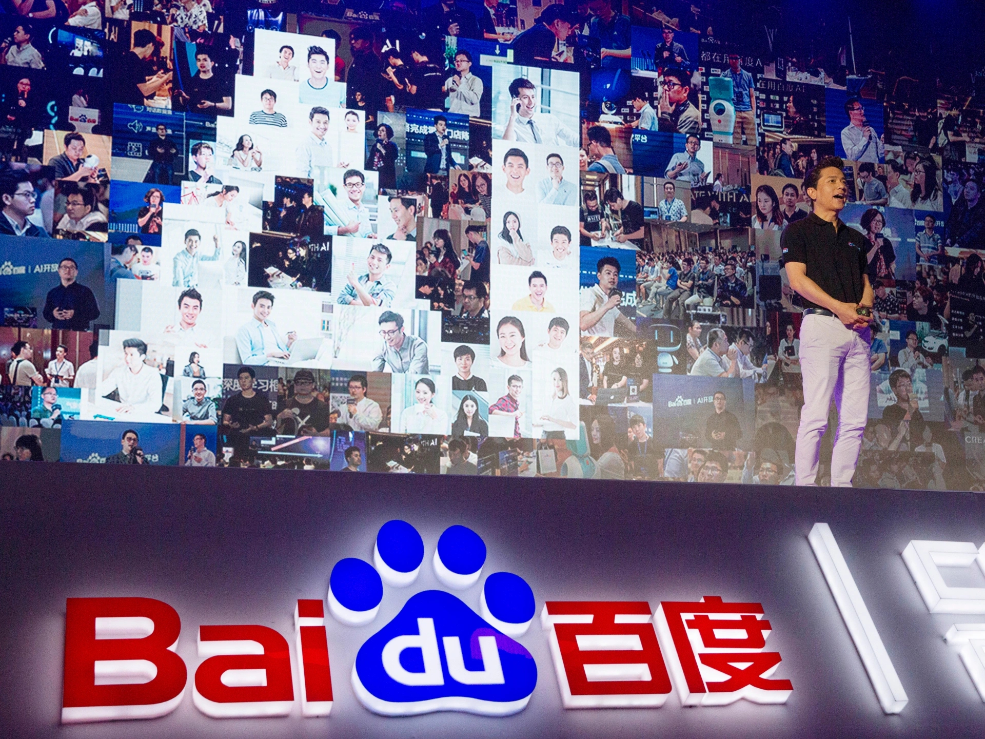 Cổ phiếu của công ty tìm kiếm khổng lồ Baidu của Trung Quốc lao dốc, sau khi công ty ra mắt bản demo công cụ Ernie Bot tương tự như ChatGPT do Microsoft hậu thuẫn, trong một dấu hiệu cho thấy các nhà đầu tư không mấy ấn tượng với nền tảng này. Ảnh: @AFP.