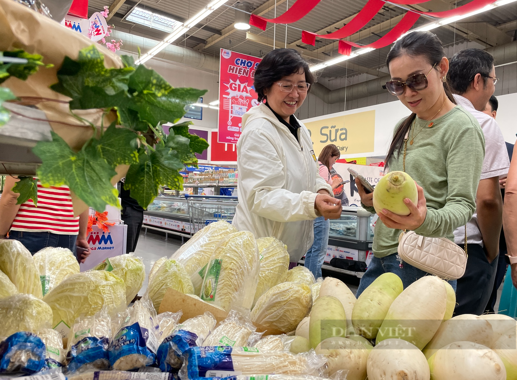 Người Sài Gòn bất ngờ với củ cải, sâm tươi Hàn Quốc trên kệ siêu thị, hàng “hot” lại giảm giá sốc - Ảnh 2.