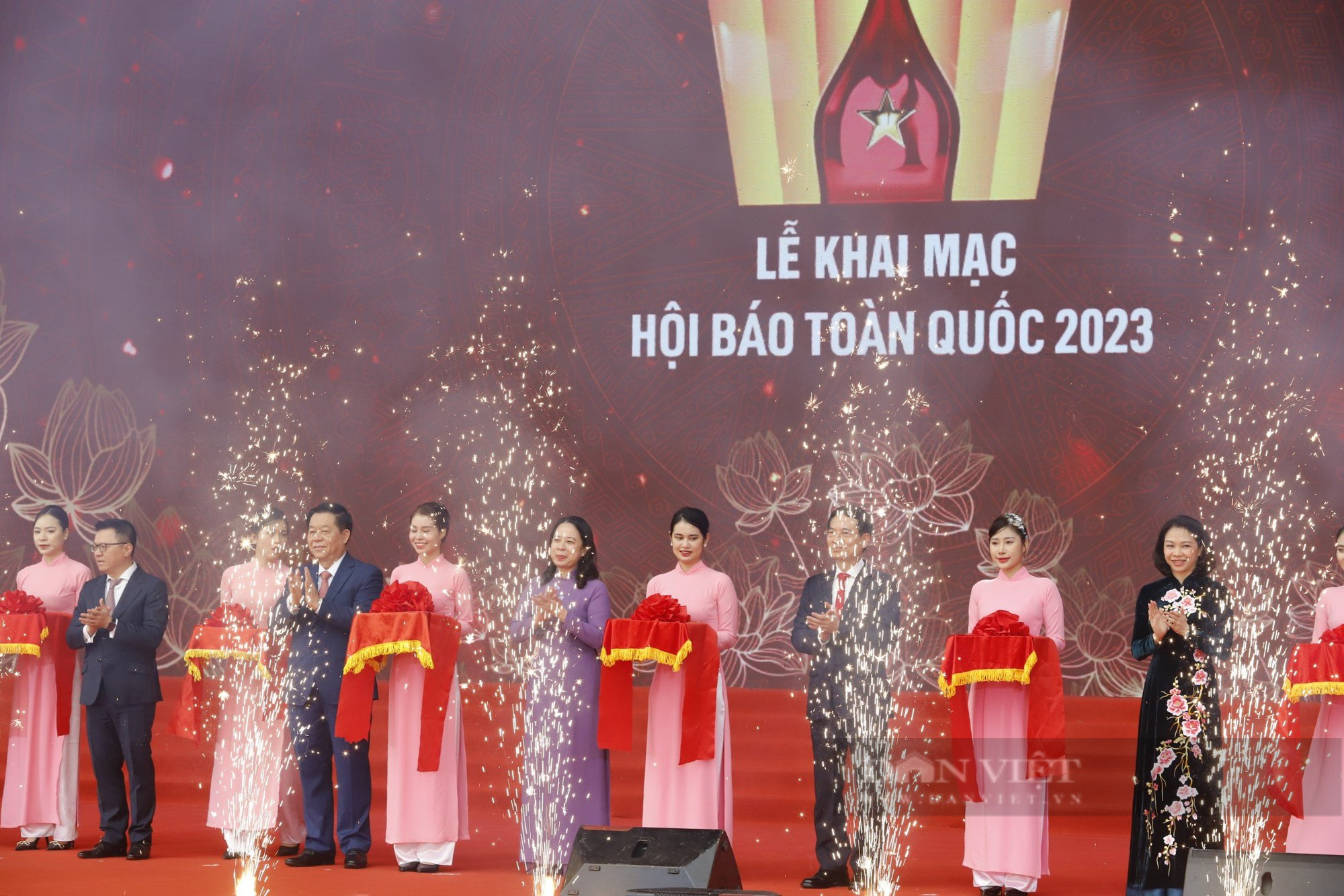 Lãnh đạo Đảng, Nhà nước thăm gian trưng bày Báo NTNN/Dân Việt tại Hội báo 2023 - Ảnh 1.