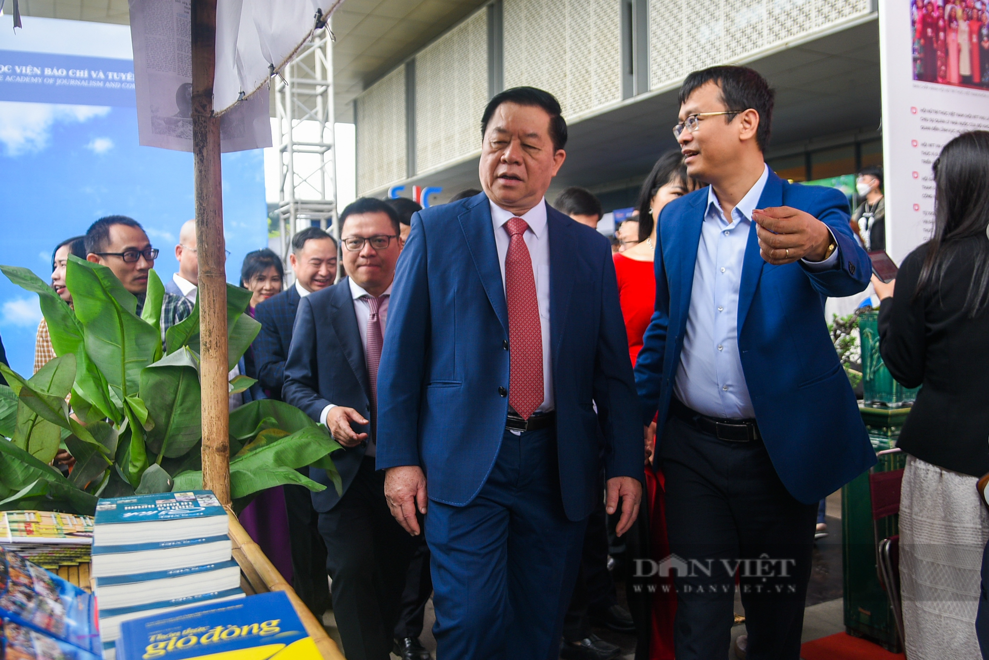 Lãnh đạo Đảng, Nhà nước thăm gian trưng bày Báo NTNN/Dân Việt tại Hội báo 2023 - Ảnh 3.