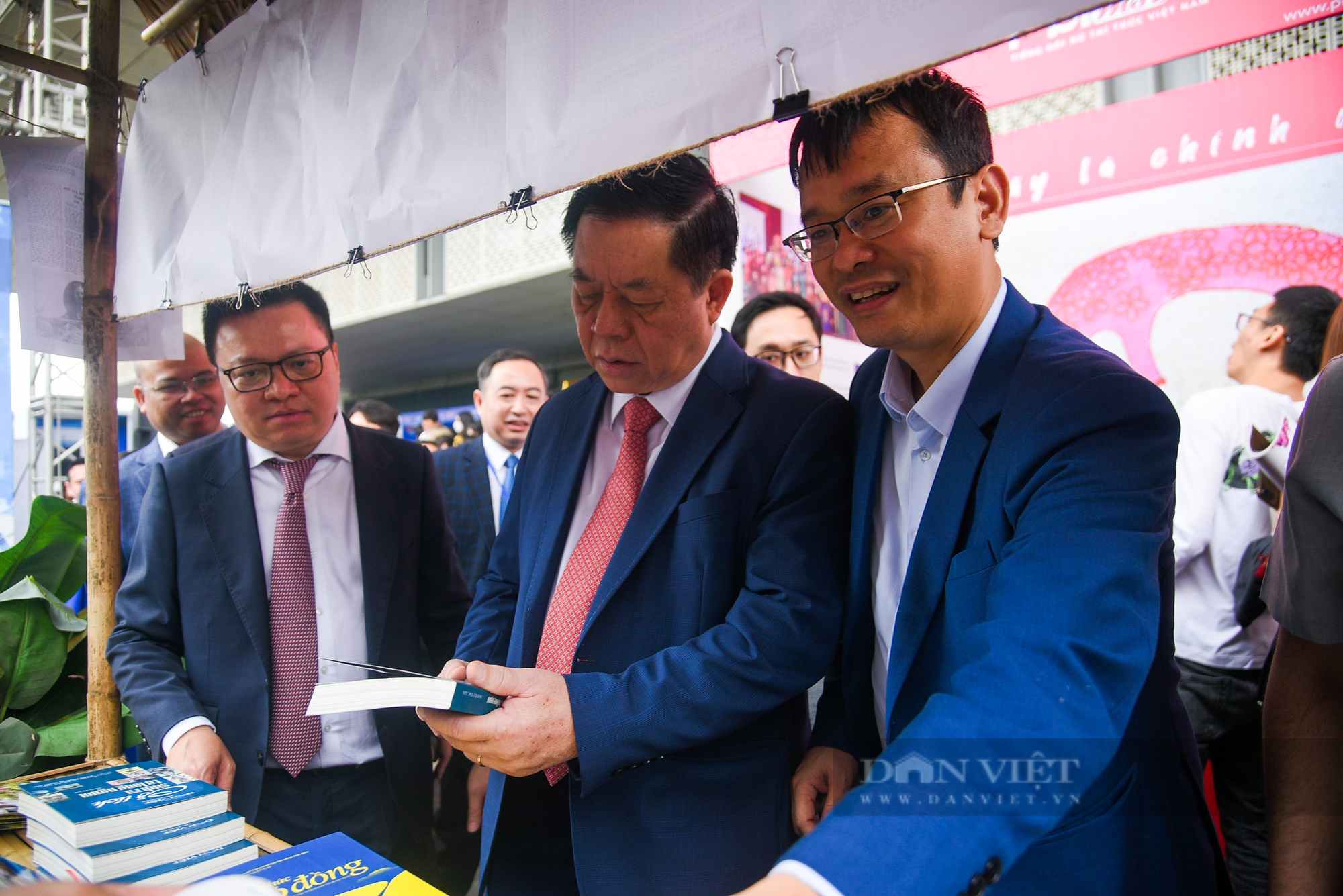 Lãnh đạo Đảng, Nhà nước thăm gian trưng bày Báo NTNN/Dân Việt tại Hội báo 2023 - Ảnh 4.