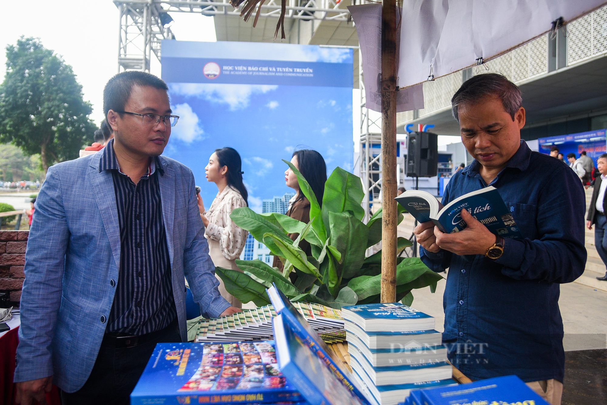 Lãnh đạo Đảng, Nhà nước thăm gian trưng bày Báo NTNN/Dân Việt tại Hội báo 2023 - Ảnh 6.