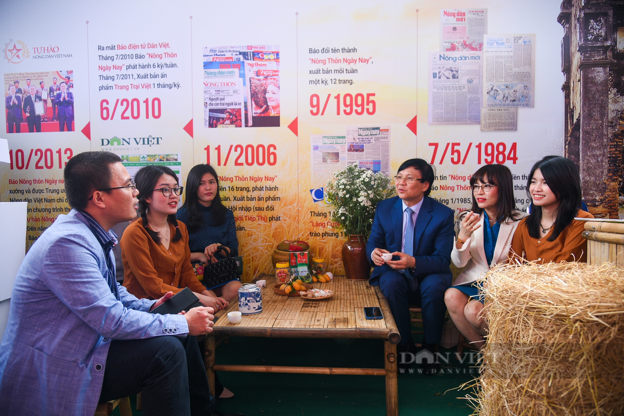 Lãnh đạo Đảng, Nhà nước thăm gian trưng bày Báo NTNN/Dân Việt tại Hội báo 2023 - Ảnh 8.