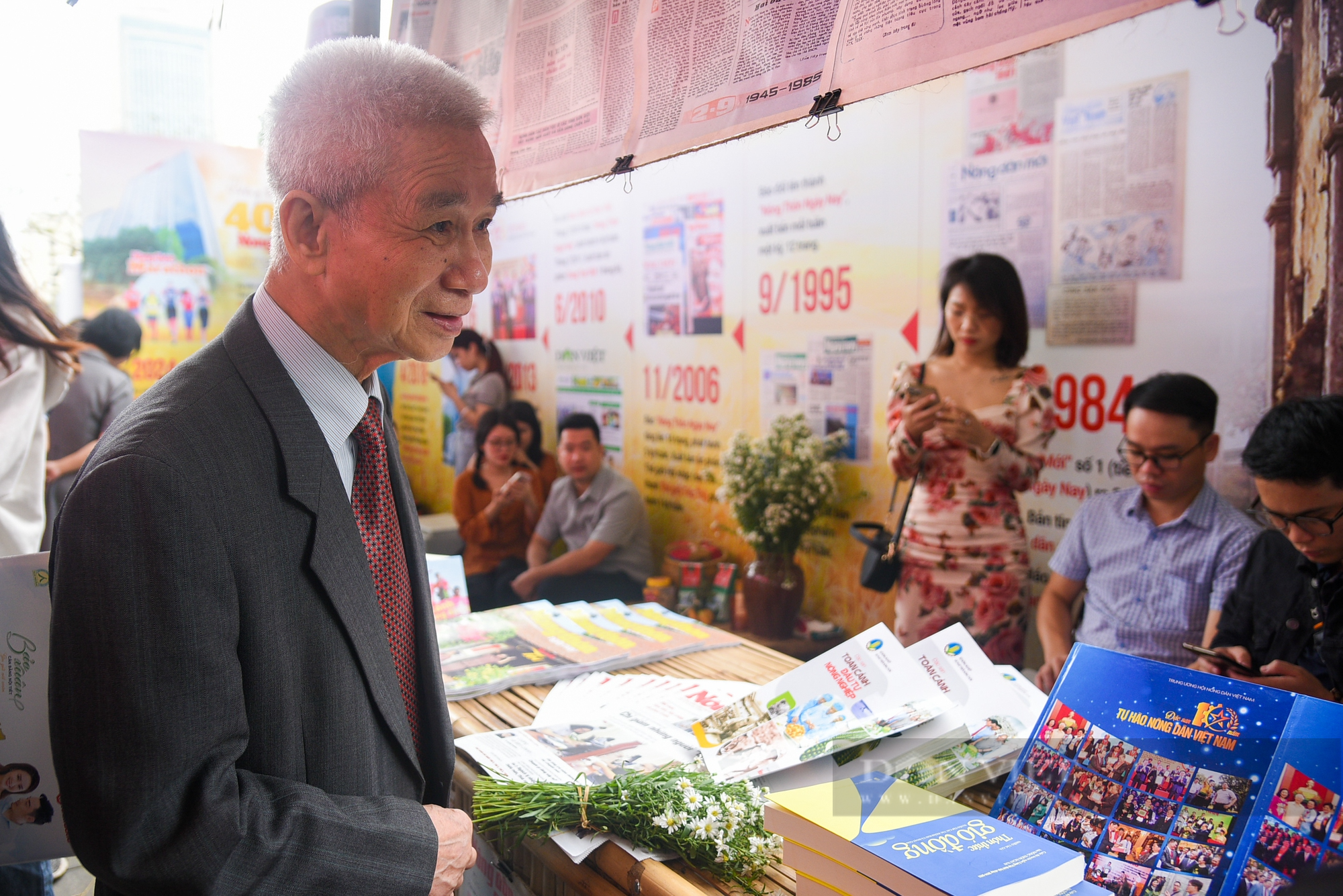 Lãnh đạo Đảng, Nhà nước thăm gian trưng bày Báo NTNN/Dân Việt tại Hội báo 2023 - Ảnh 9.