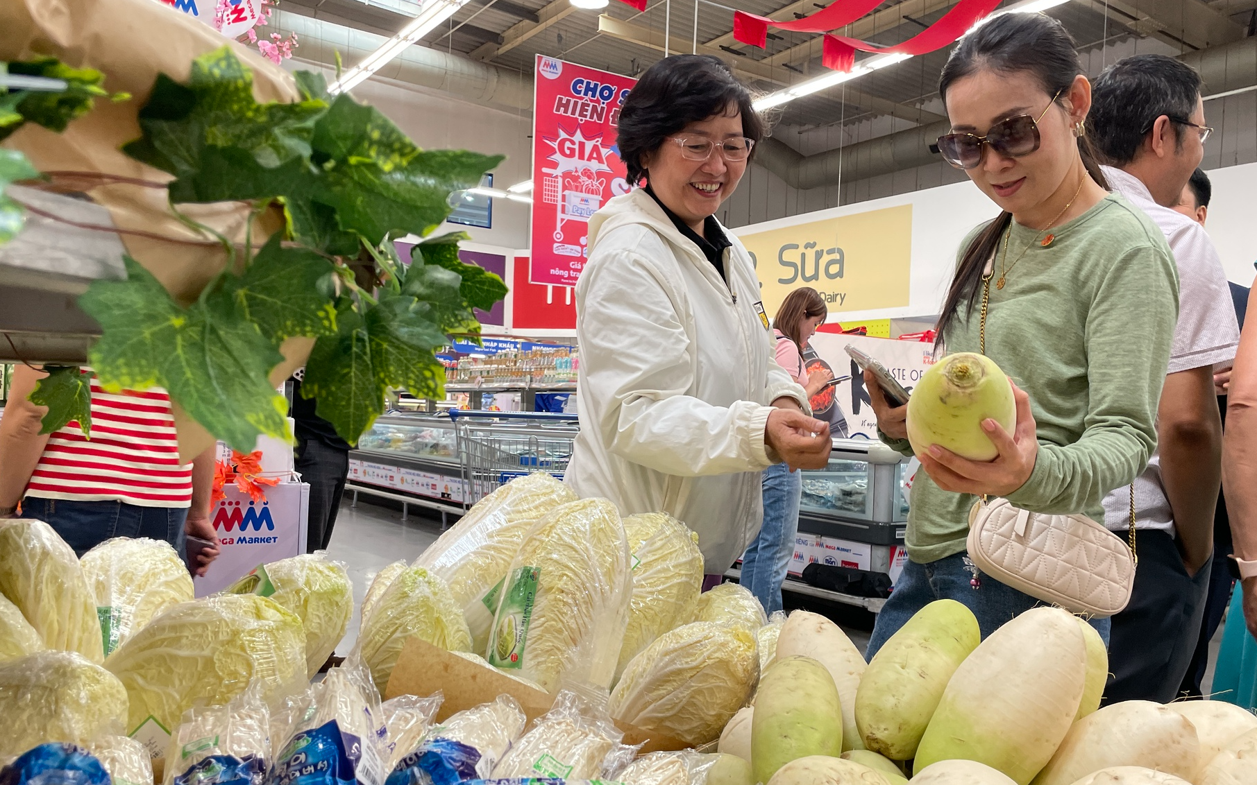 Người Sài Gòn bất ngờ với củ cải, sâm tươi Hàn Quốc trên kệ siêu thị, hàng “hot” lại giảm giá sốc