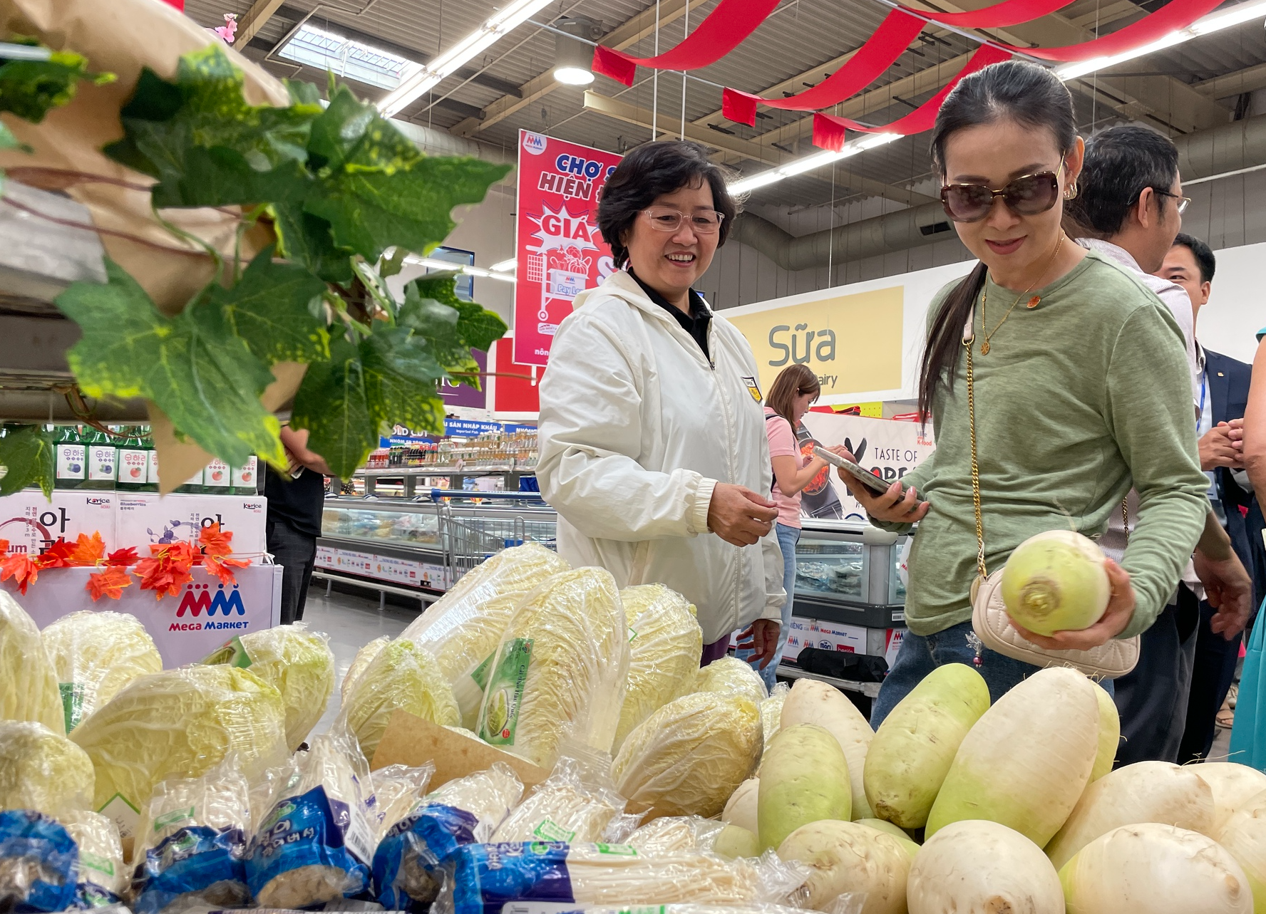 Xuất hiện “thiên đường” dâu tây, sâm tươi, nước gạo, mì Hàn Quốc giảm giá tới 40% tại TP.HCM - Ảnh 1.