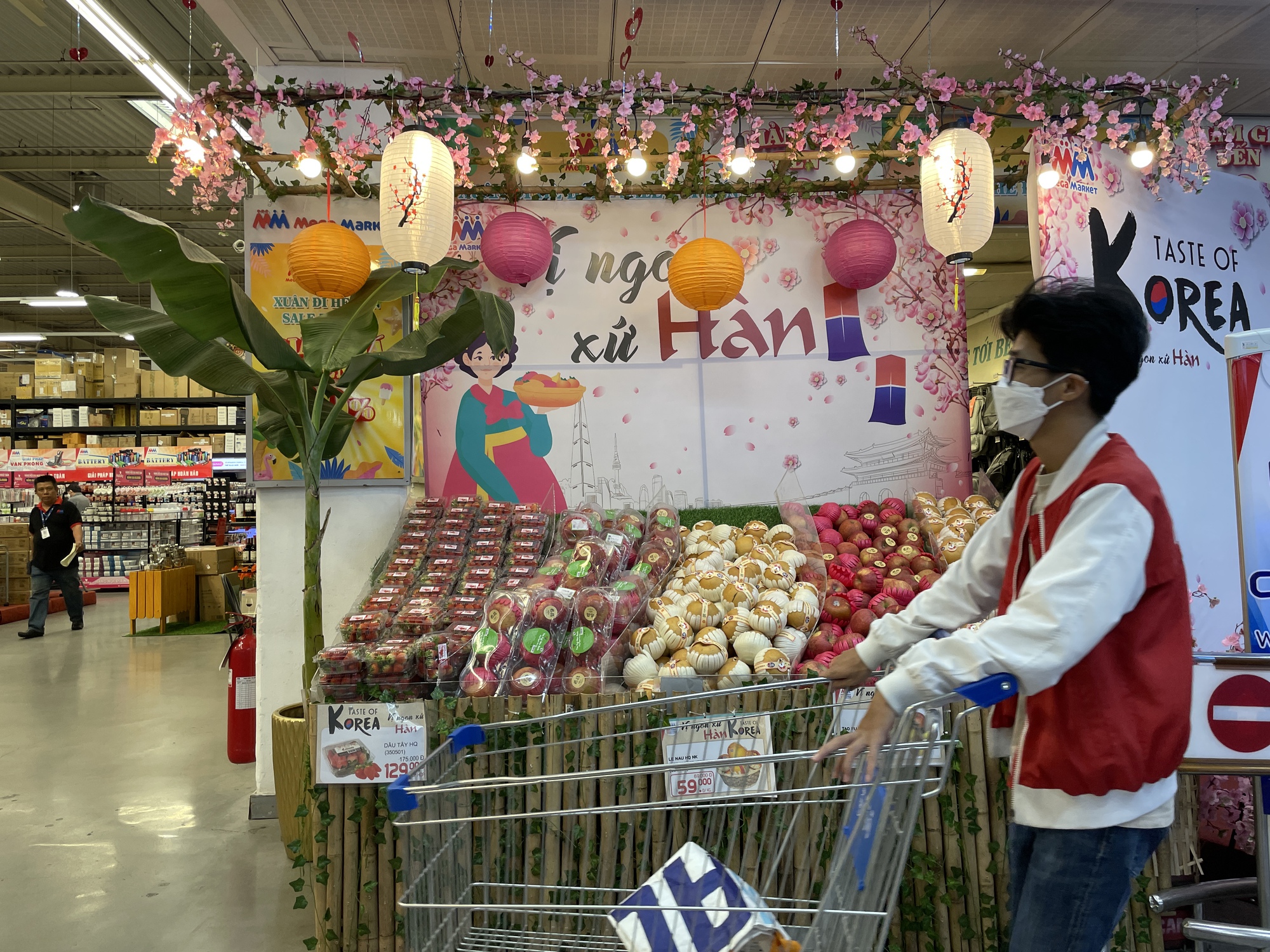 Xuất hiện “thiên đường” dâu tây, sâm tươi, nước gạo, mì Hàn Quốc giảm giá tới 40% tại TP.HCM - Ảnh 2.