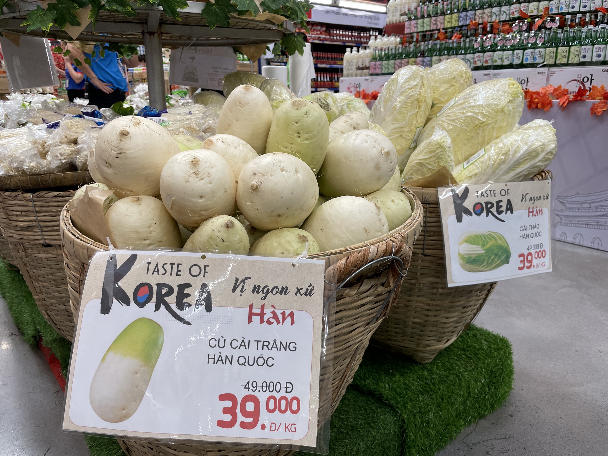 Xuất hiện “thiên đường” dâu tây, sâm tươi, nước gạo, mì Hàn Quốc giảm giá tới 40% tại TP.HCM - Ảnh 5.
