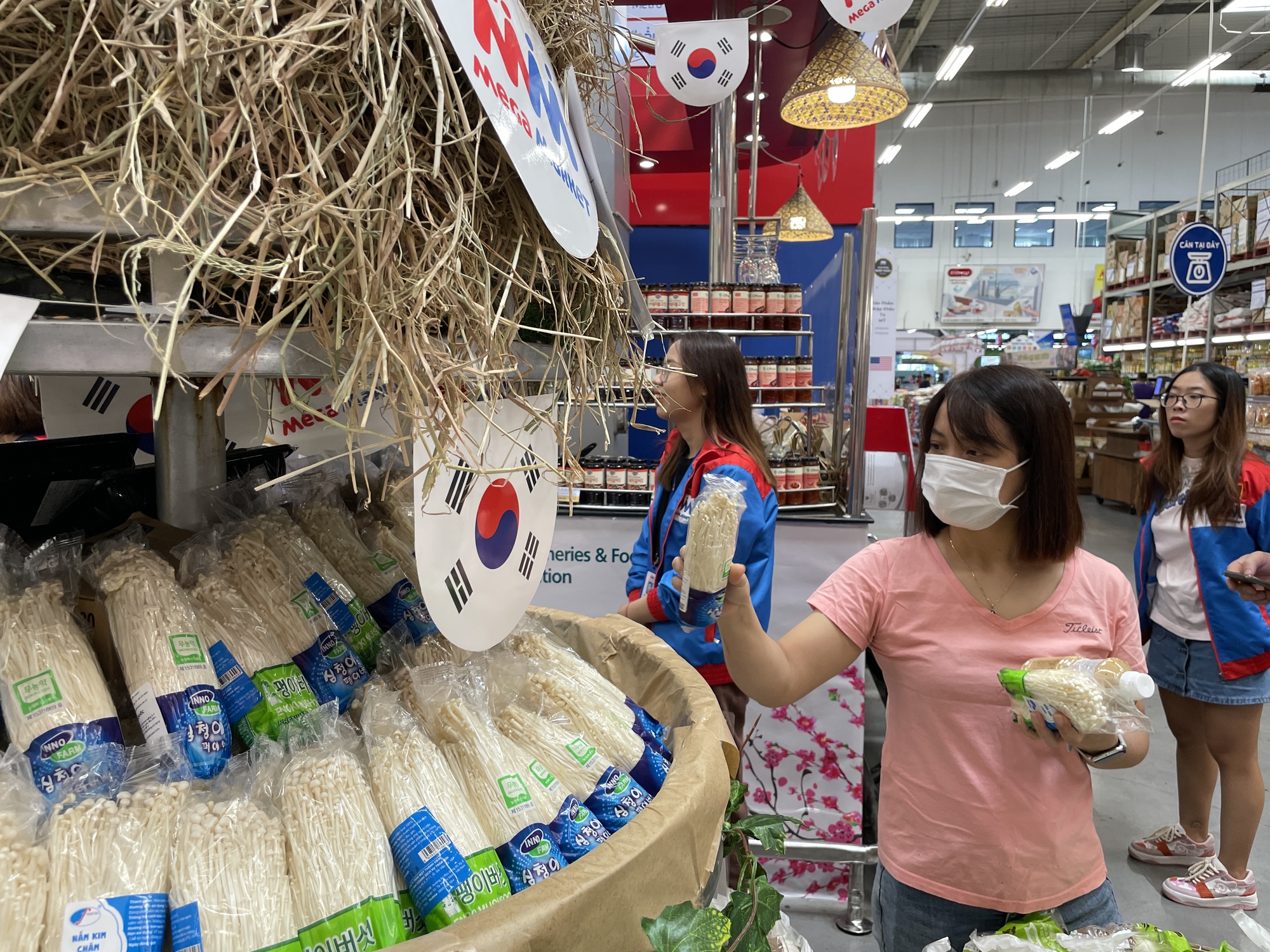 Xuất hiện “thiên đường” dâu tây, sâm tươi, nước gạo, mì Hàn Quốc giảm giá tới 40% tại TP.HCM - Ảnh 3.