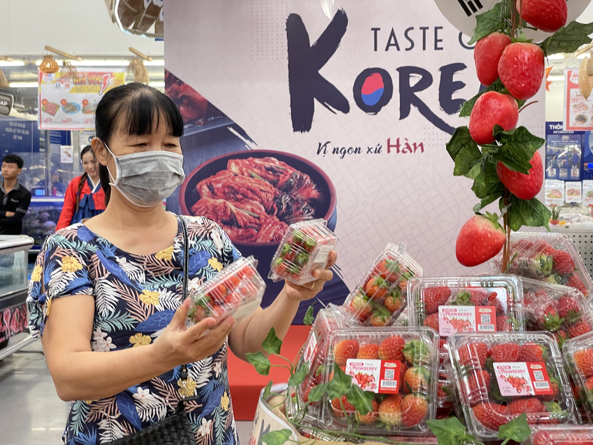 Xuất hiện “thiên đường” dâu tây, sâm tươi, nước gạo, mì Hàn Quốc giảm giá tới 40% tại TP.HCM - Ảnh 7.