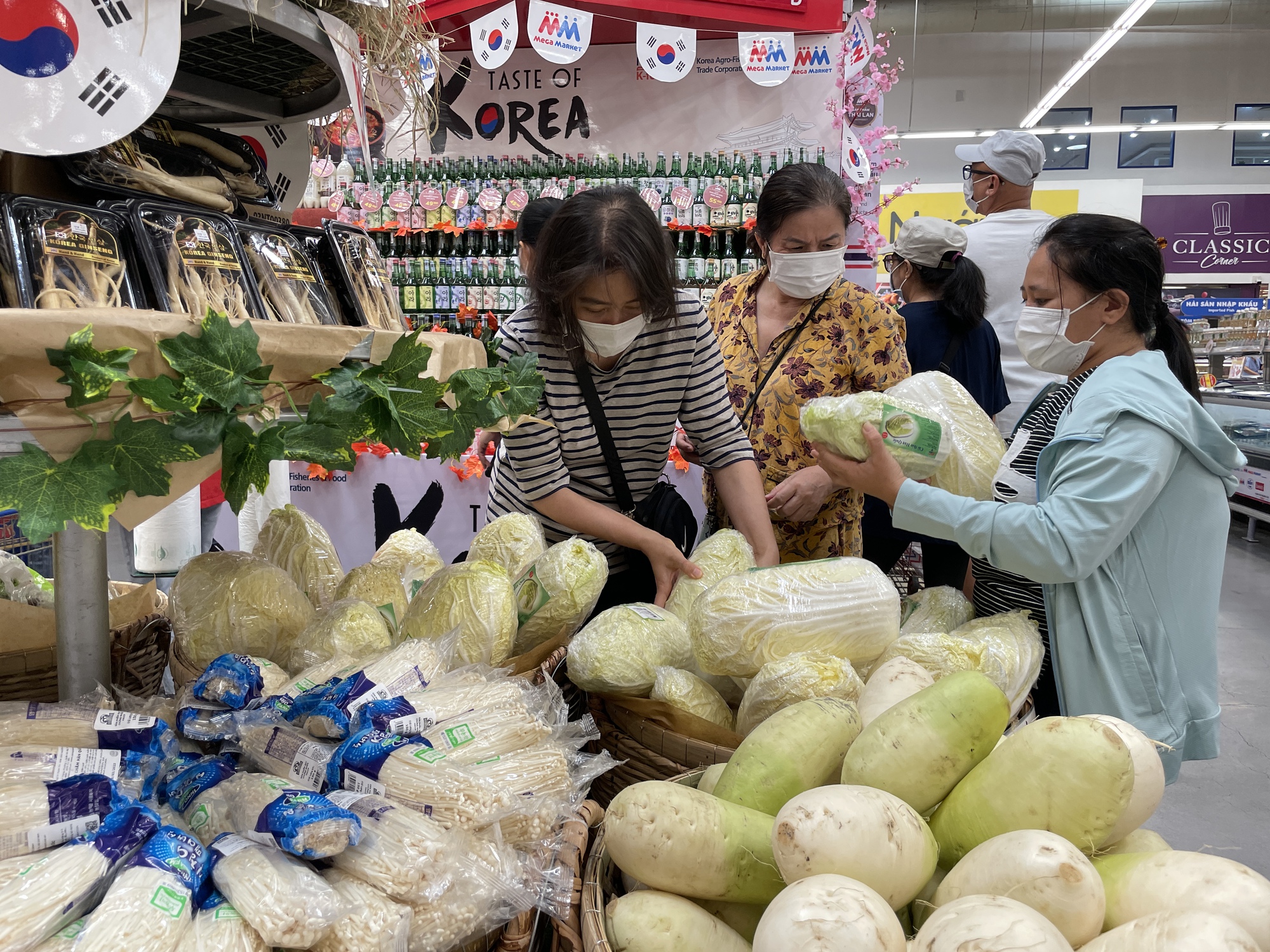 Xuất hiện “thiên đường” dâu tây, sâm tươi, nước gạo, mì Hàn Quốc giảm giá tới 40% tại TP.HCM - Ảnh 6.