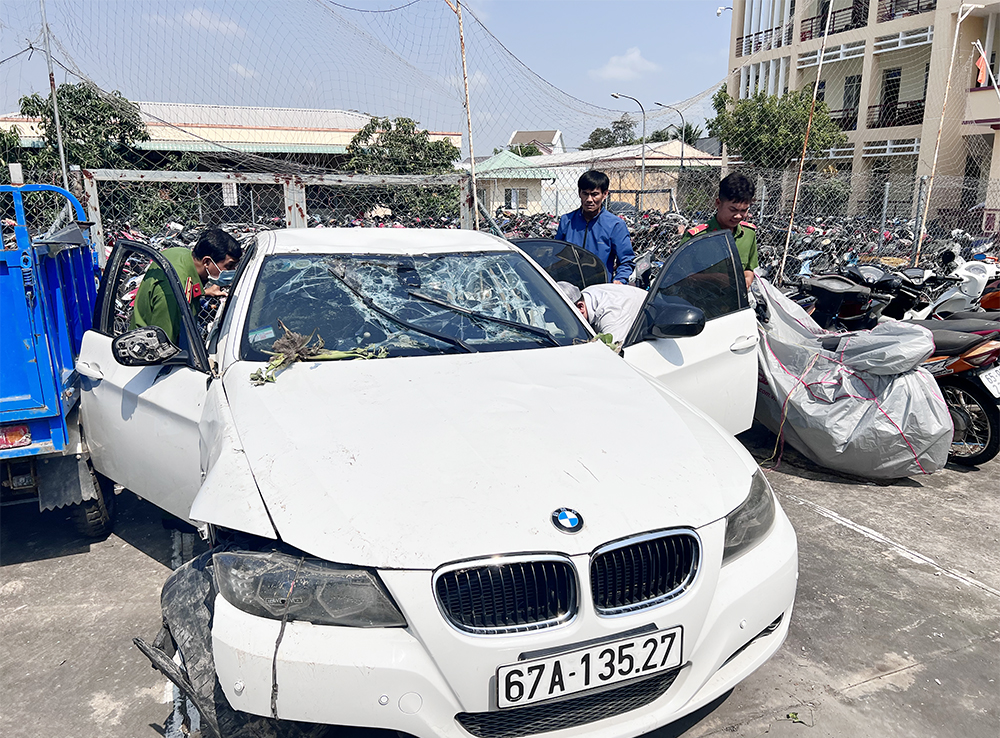 Xe ô tô BMW mất lái lao xuống kênh, người phụ nữ tử vong - Ảnh 2.