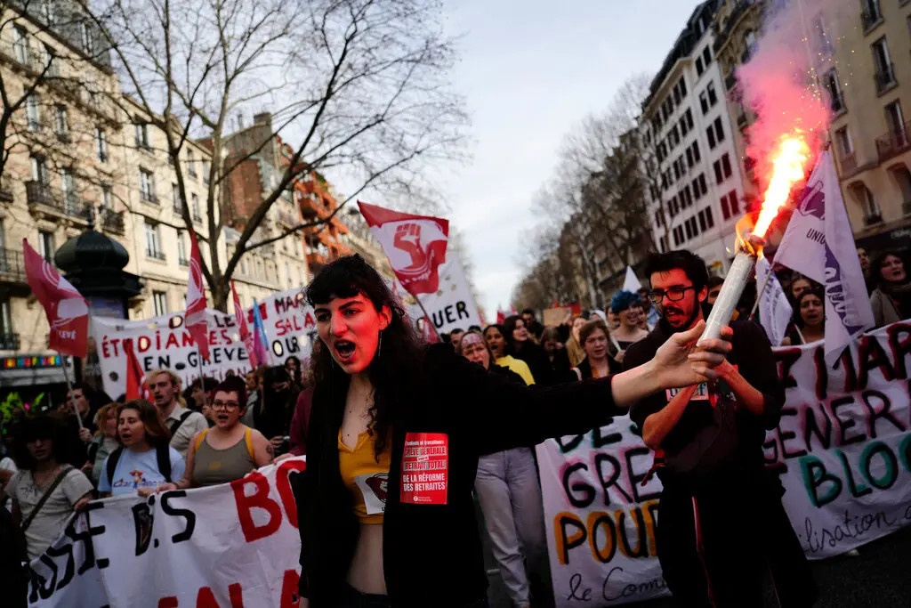 Cơn phẫn nộ của người Pháp sau quyết định phút chót từ ông Macron - Ảnh 6.