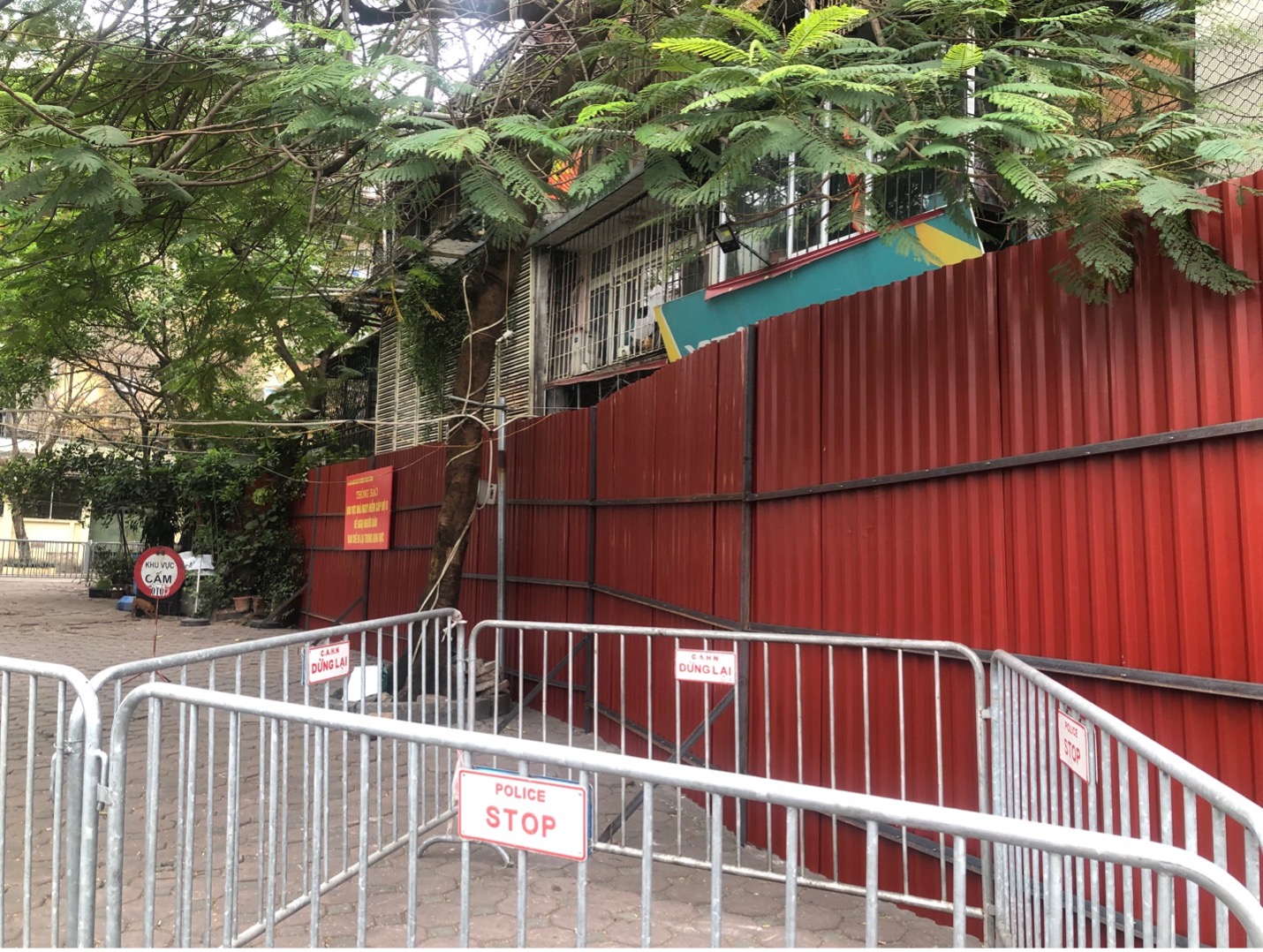 Hà Nội: Chung cư cũ G6A Thành Công bị quây rào tôn kín để đảm bảo an toàn - Ảnh 2.