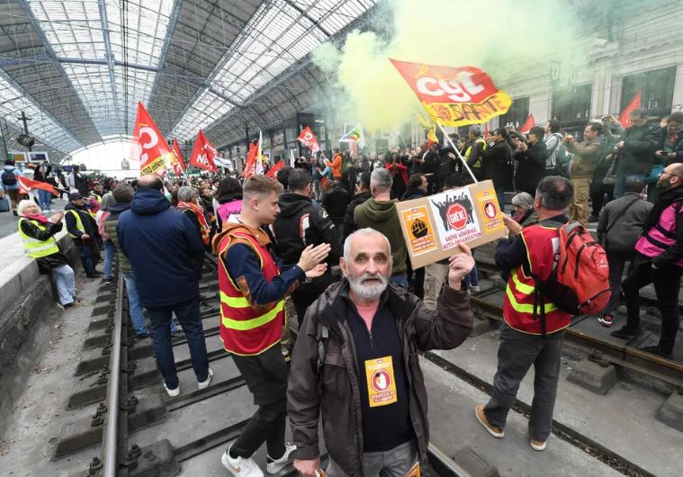 Hình ảnh về cuộc đình công ở Pháp nhằm phản đối chính sách lương hưu - Ảnh 3.