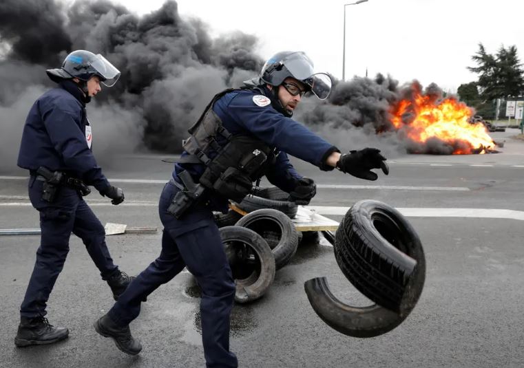 Hình ảnh về cuộc đình công ở Pháp nhằm phản đối chính sách lương hưu - Ảnh 4.