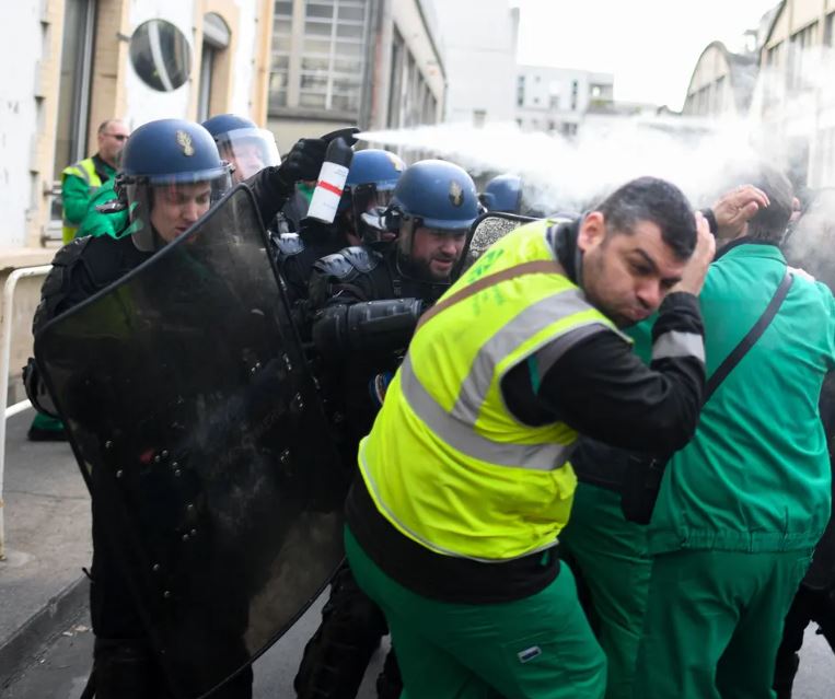 Hình ảnh về cuộc đình công ở Pháp nhằm phản đối chính sách lương hưu - Ảnh 7.