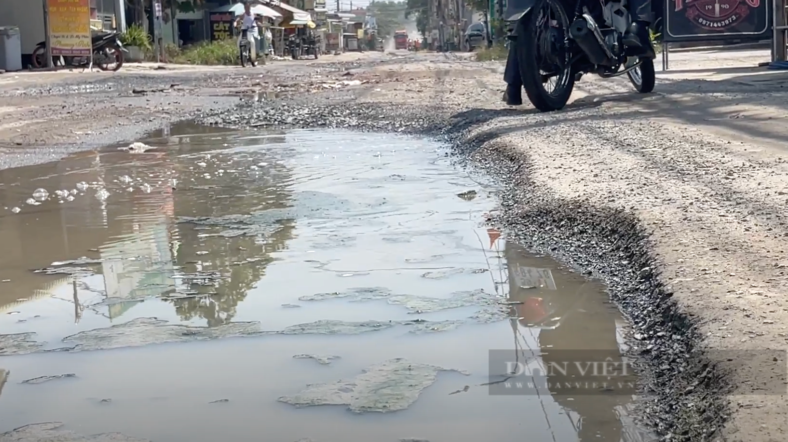 Đồng Nai: Người dân siêu phường Trảng Dài khóc ròng, đau khổ vì đường toàn “ổ voi”, mưa lầy, nắng bụi - Ảnh 4.