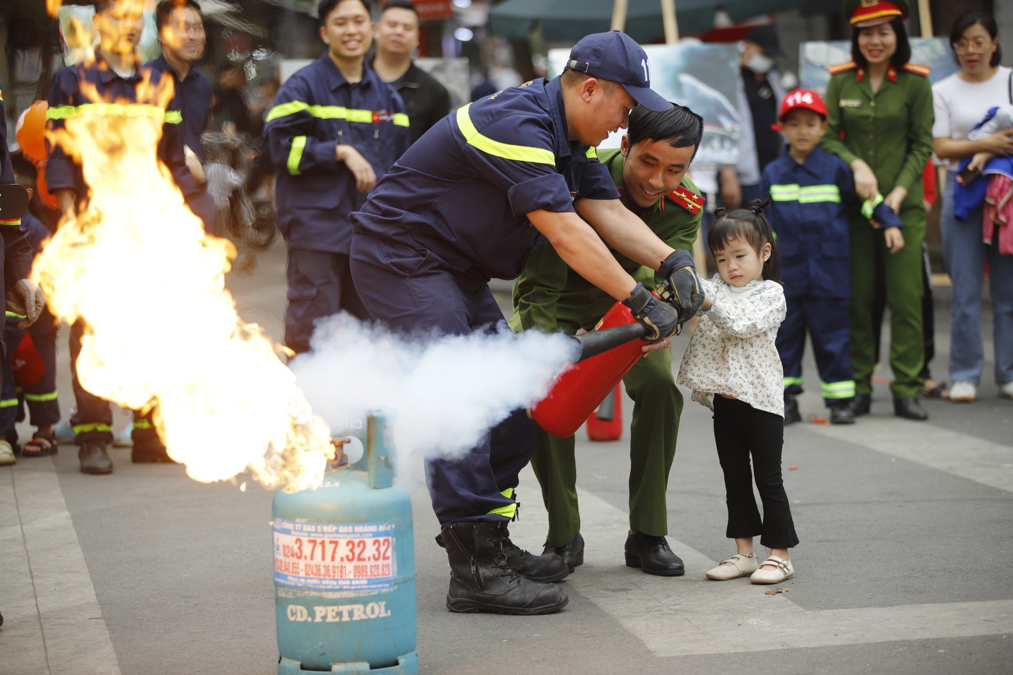 Các em nhỏ háo hức thực hành kỹ năng xử lý cháy, nổ ở phố đi bộ - Ảnh 5.