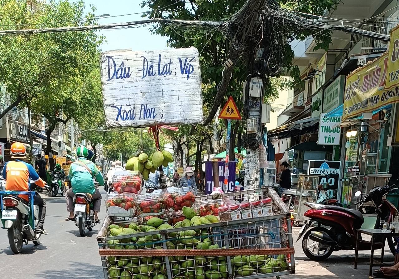Bà nội trợ TP HCM choáng ngợp với dâu tây gắn mác Đà Lạt, Sơn La tràn ngập đường phố - Ảnh 1.