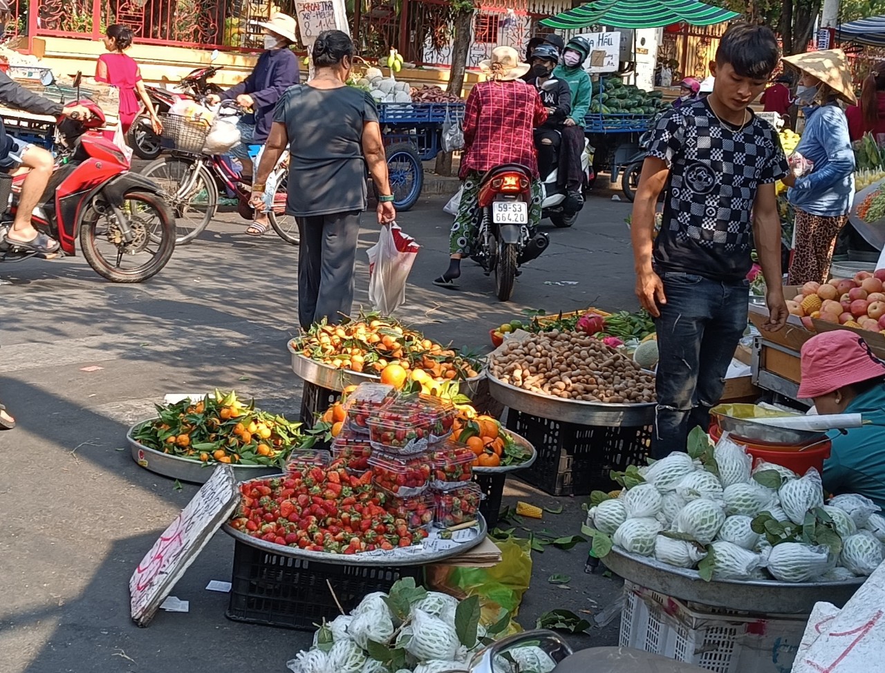 Bà nội trợ TP HCM choáng ngợp với dâu tây gắn mác Đà Lạt, Sơn La tràn ngập đường phố - Ảnh 2.