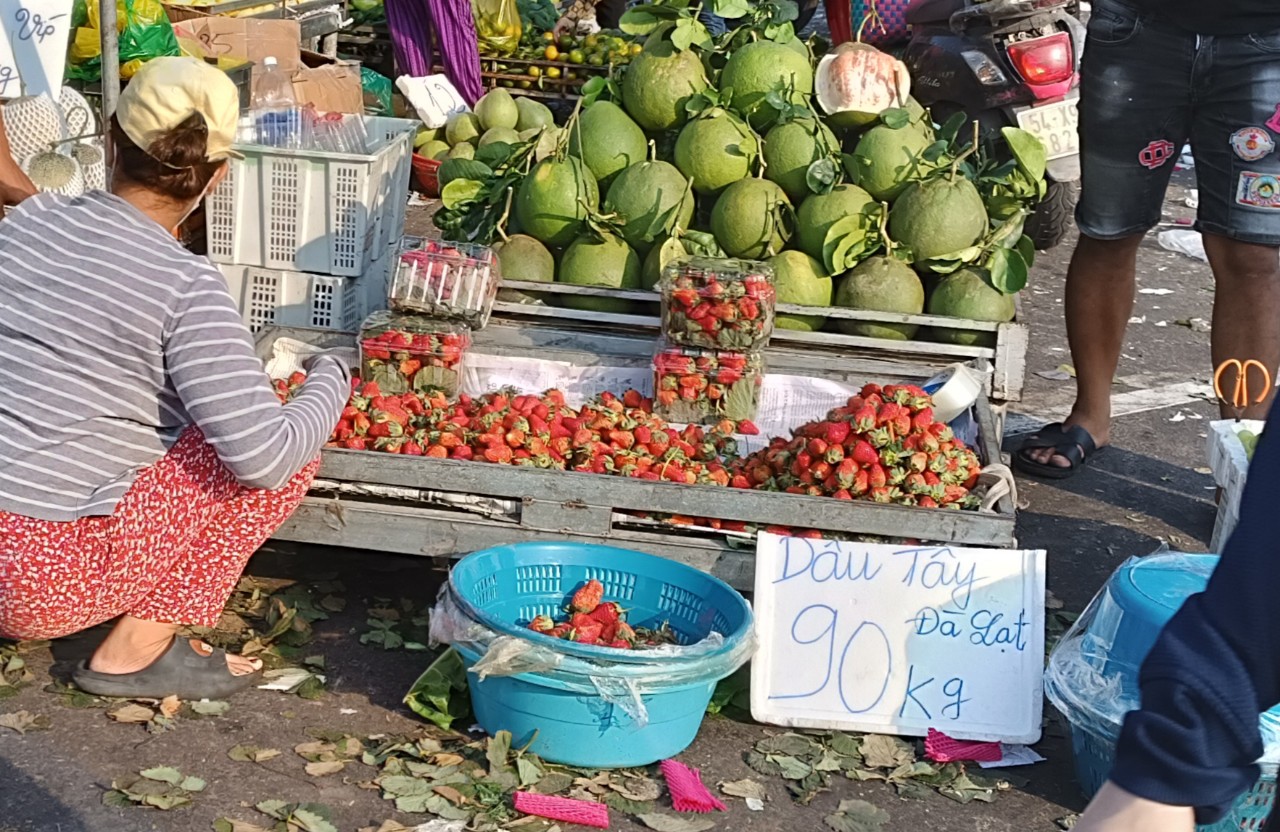 Bà nội trợ TP HCM choáng ngợp với dâu tây gắn mác Đà Lạt, Sơn La tràn ngập đường phố - Ảnh 3.
