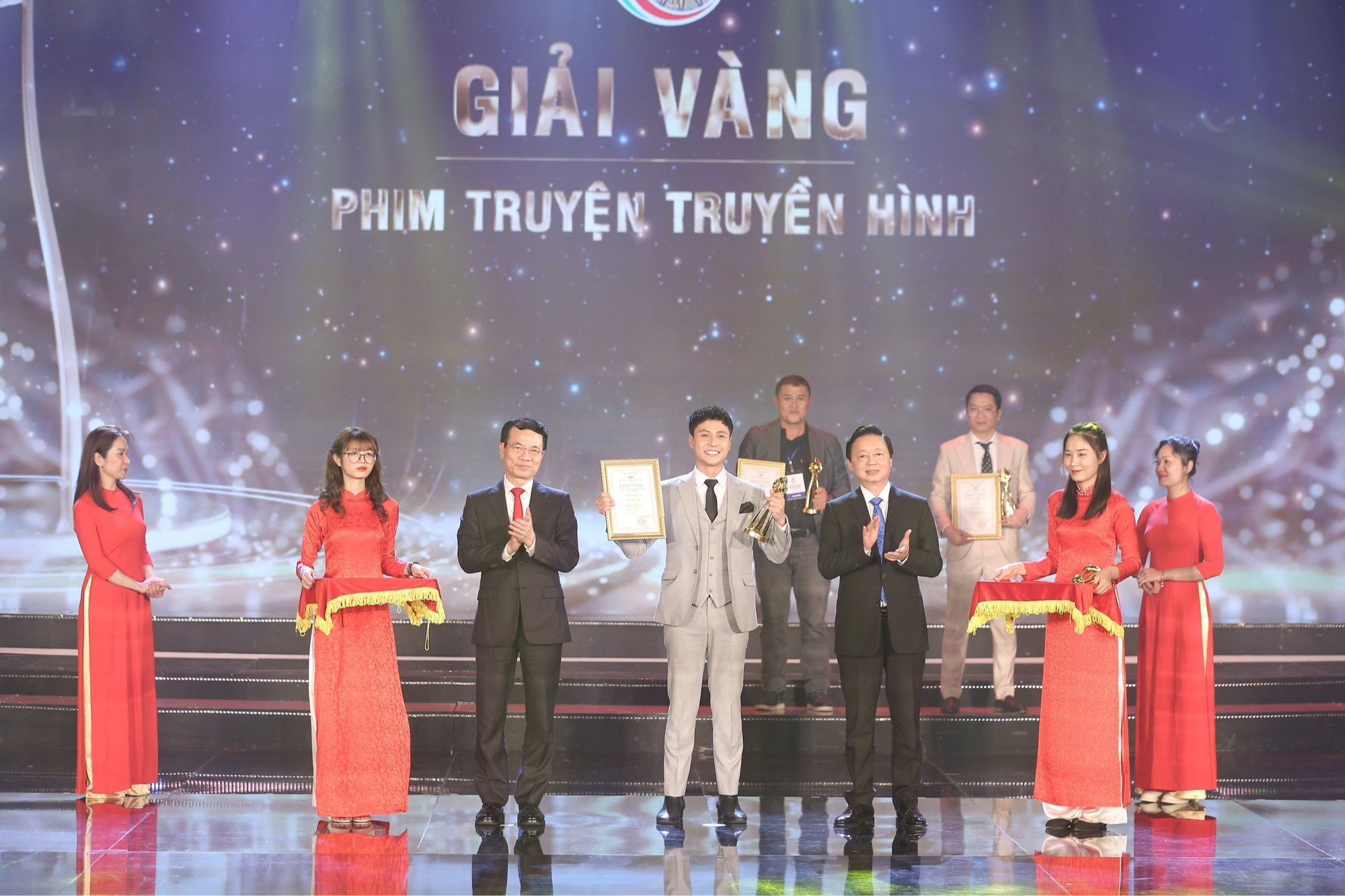  Phản ứng bất ngờ của Thanh Sơn, Ngân Quỳnh khi vượt qua hàng loạt “đối thủ” giành giải Nam/Nữ diễn viên xuất sắc - Ảnh 5.