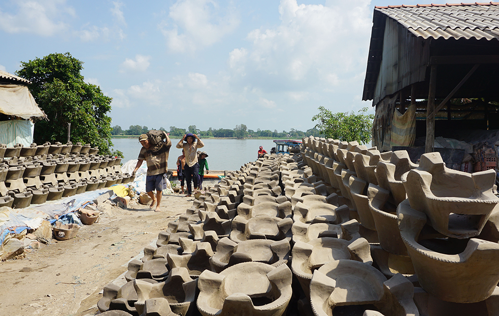 Ở xóm nhỏ của An Giang quanh năm làm nhà cho &quot;bà Hỏa, ông Táo&quot;, chả giàu lên được, sao vẫn mê &quot;nghịch đất&quot;? - Ảnh 15.