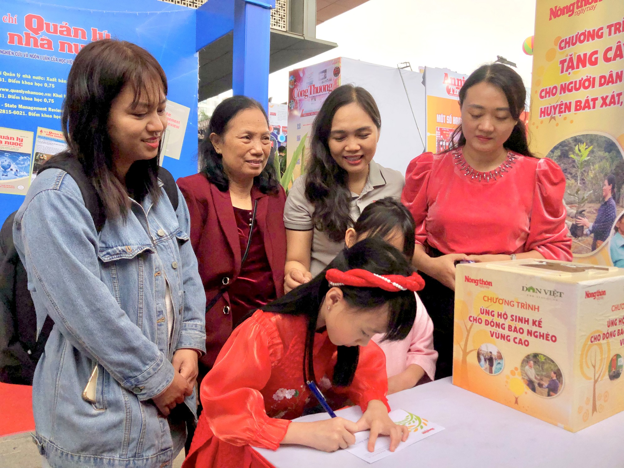 Nhộn nhịp chương trình kết nối nông sản và gây quỹ từ thiện của Báo NTNN/Điện tử Dân Việt tại Hội Báo toàn quốc - Ảnh 6.