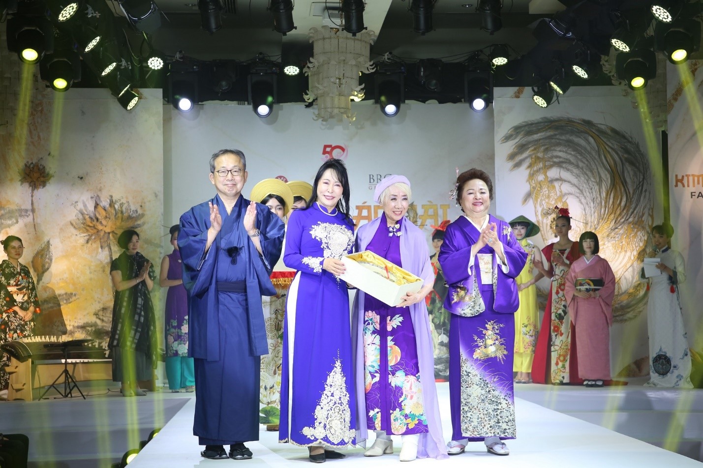 Cùng thưởng thức những sắc màu văn hóa ấn tượng tại Kimono – Aodai Fashion Show  - Ảnh 11.