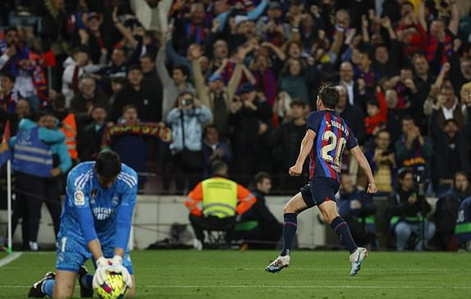 Ngược dòng trước Real Madrid, Barcelona chạm tay vào chức vô địch La Liga - Ảnh 2.
