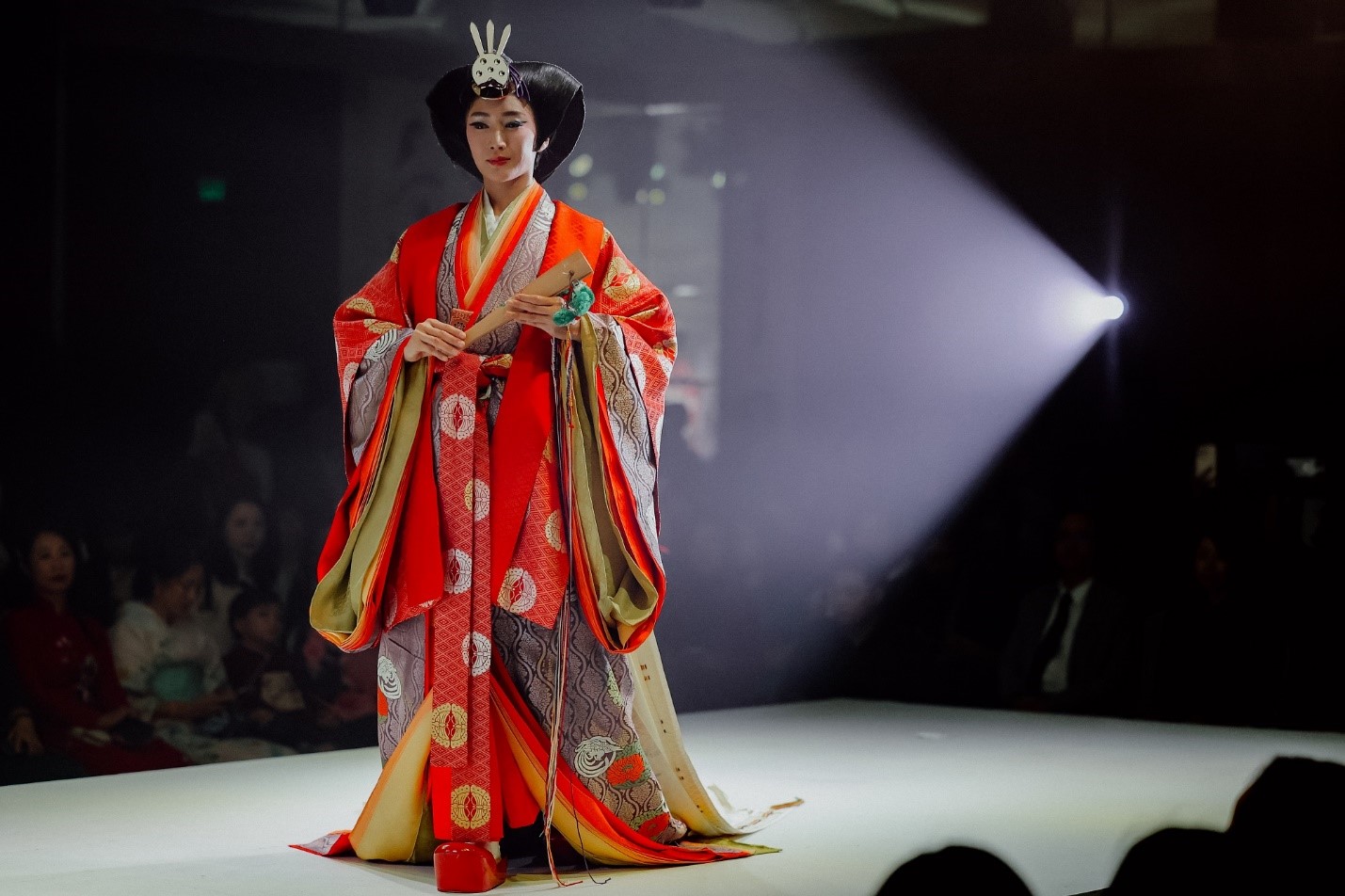 Cùng thưởng thức những sắc màu văn hóa ấn tượng tại Kimono – Aodai Fashion Show  - Ảnh 4.