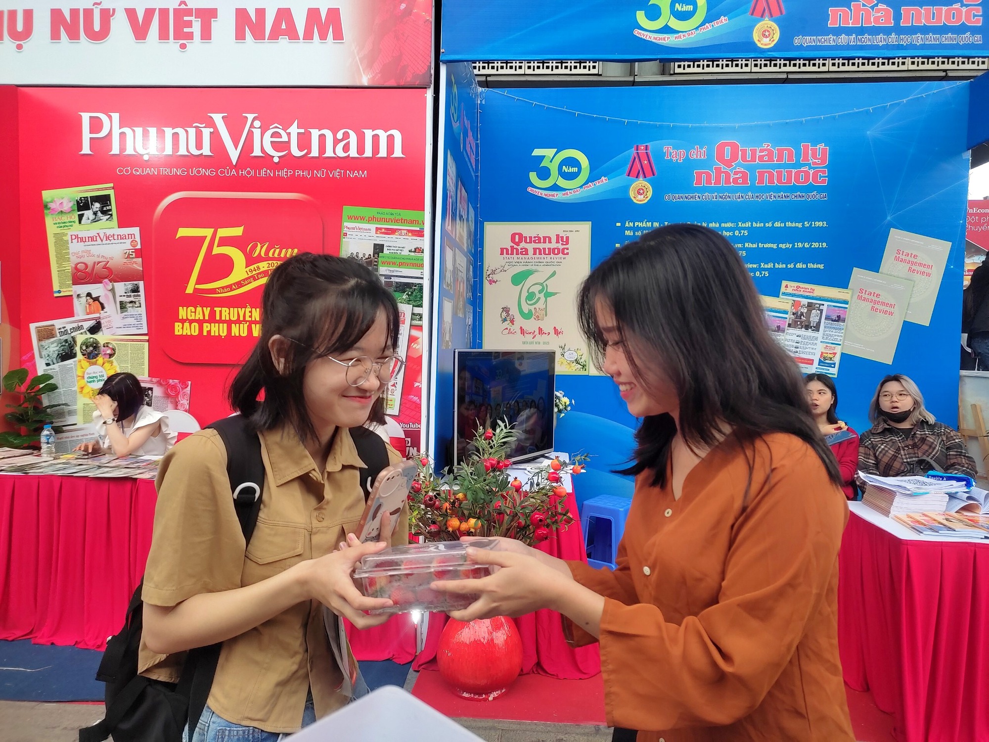 Nhộn nhịp chương trình kết nối nông sản và gây quỹ từ thiện của Báo NTNN/Điện tử Dân Việt tại Hội Báo toàn quốc - Ảnh 7.