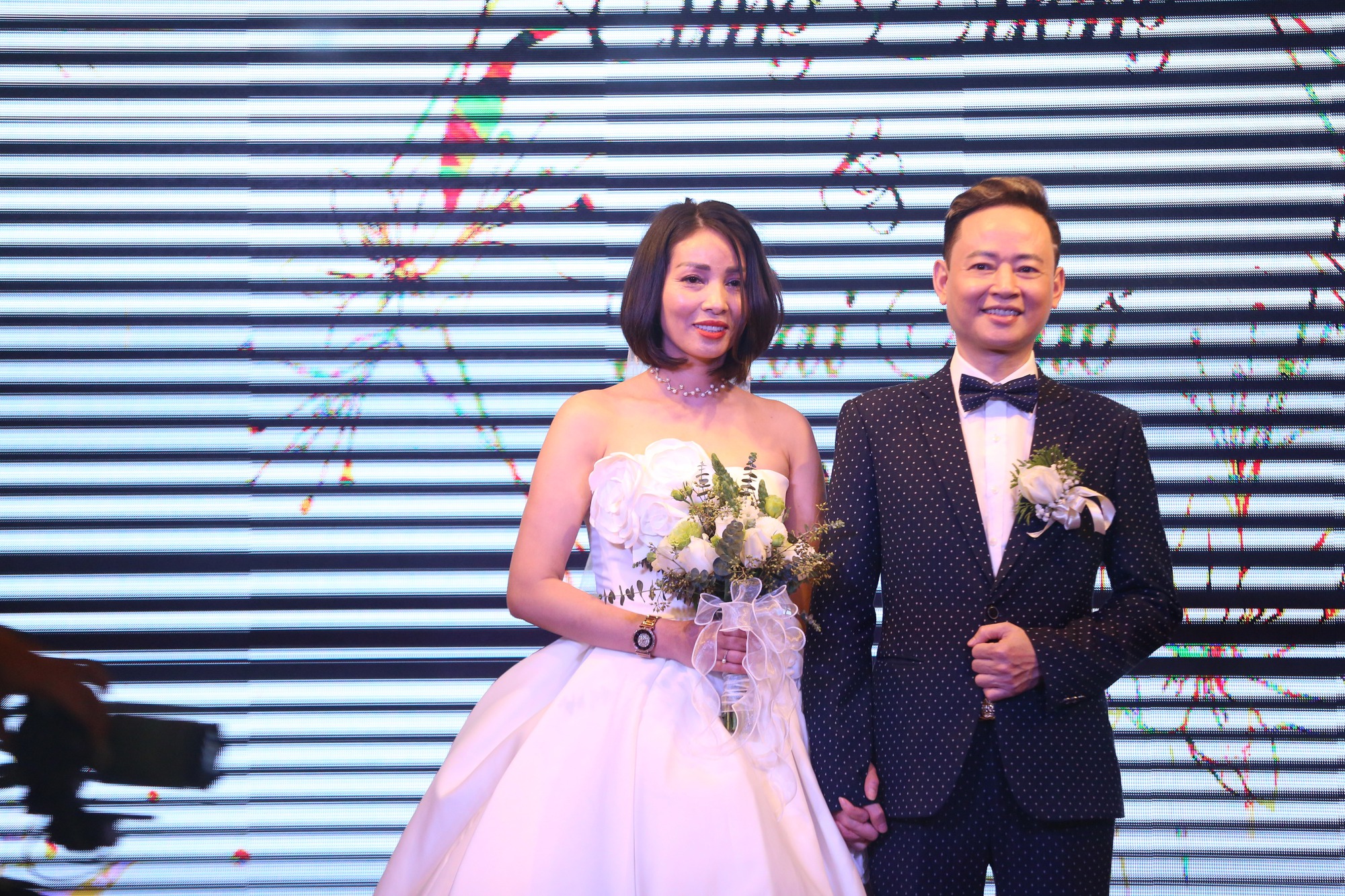 Diễn viên Tùng Dương hạnh phúc trong hôn lễ lần 4: &quot;Tôi thấy trong mình tràn đầy tình yêu&quot; - Ảnh 1.