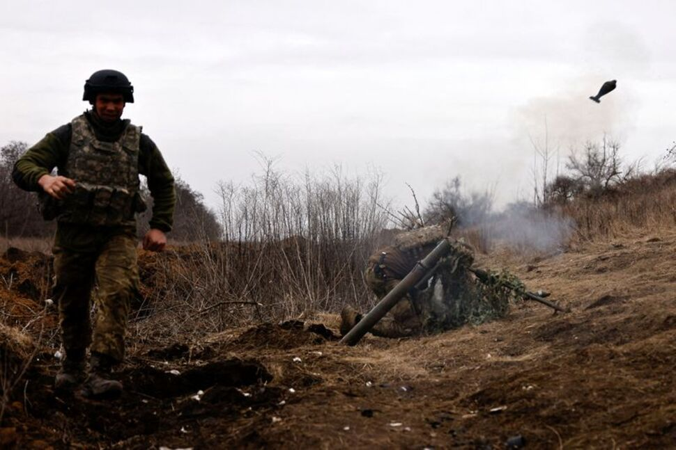 Nga cố bao vây Avdiivka dù tổn thất 2 đại đội, Ukraine nỗ lực tiếp tế cho binh sĩ ở pháo đài Bakhmut - Ảnh 1.