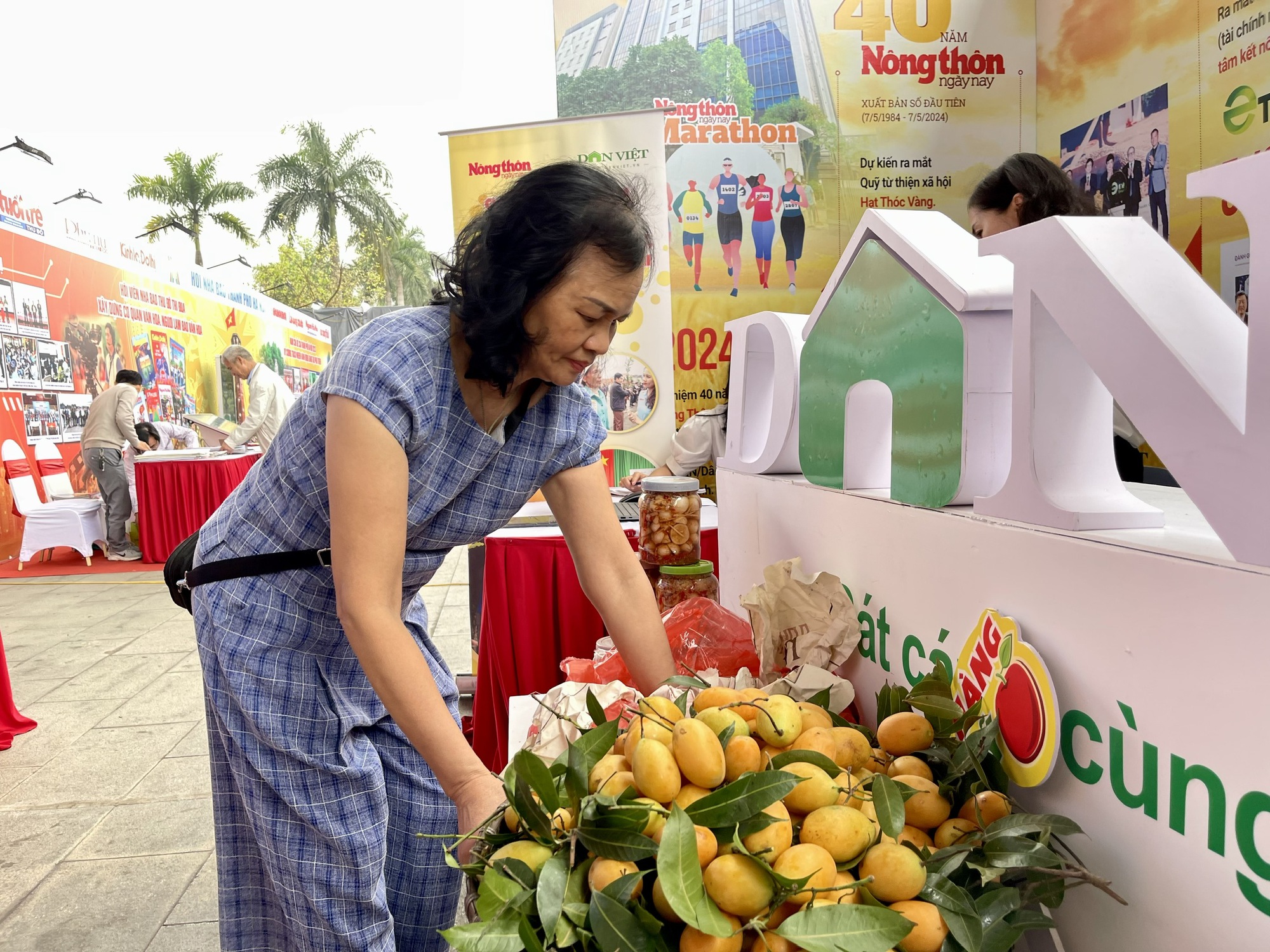 Nhộn nhịp chương trình kết nối nông sản và gây quỹ từ thiện của Báo NTNN/Điện tử Dân Việt tại Hội Báo toàn quốc - Ảnh 9.