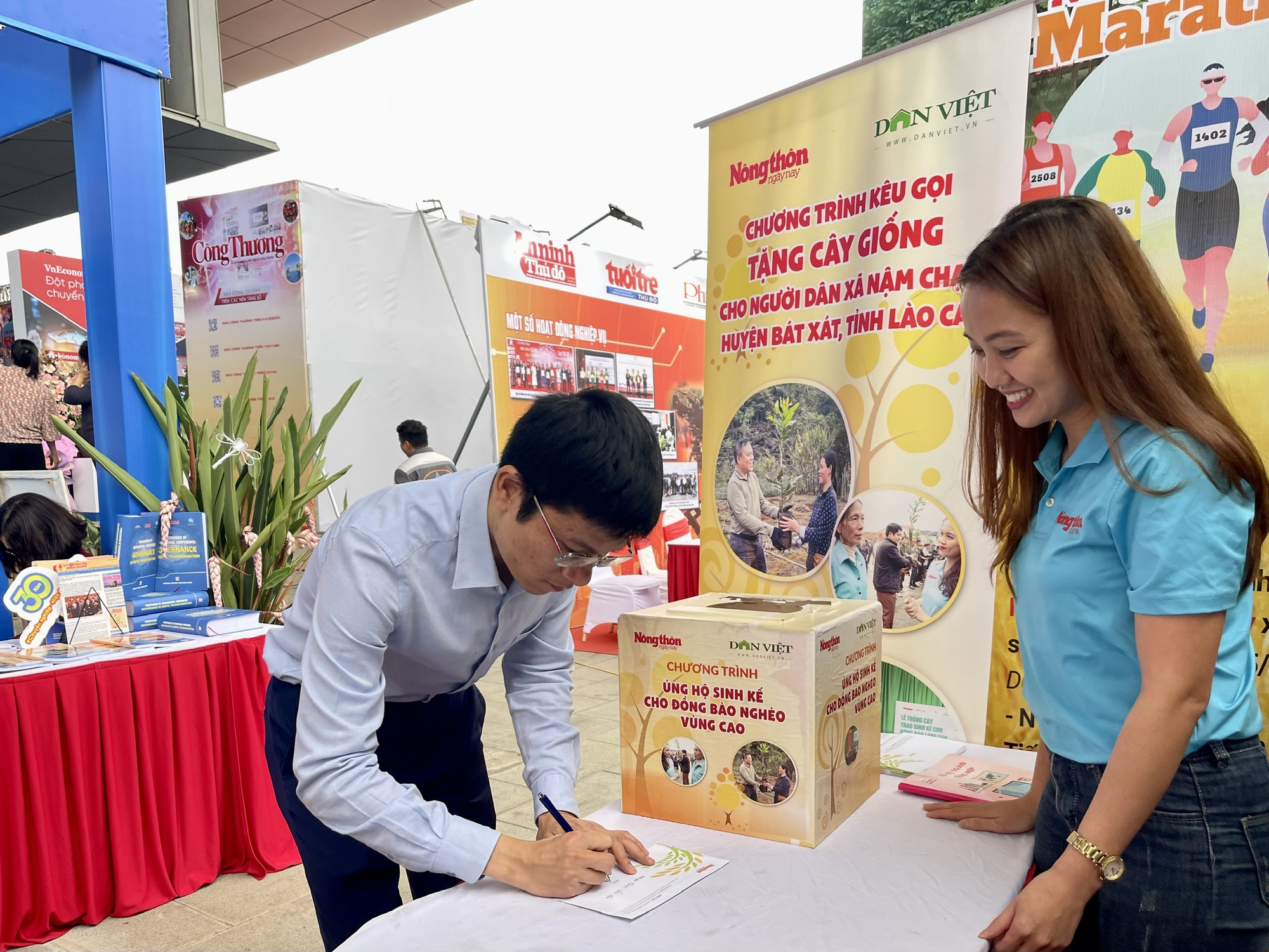 Nhộn nhịp chương trình kết nối nông sản và gây quỹ từ thiện của Báo NTNN/Điện tử Dân Việt tại Hội Báo toàn quốc - Ảnh 8.
